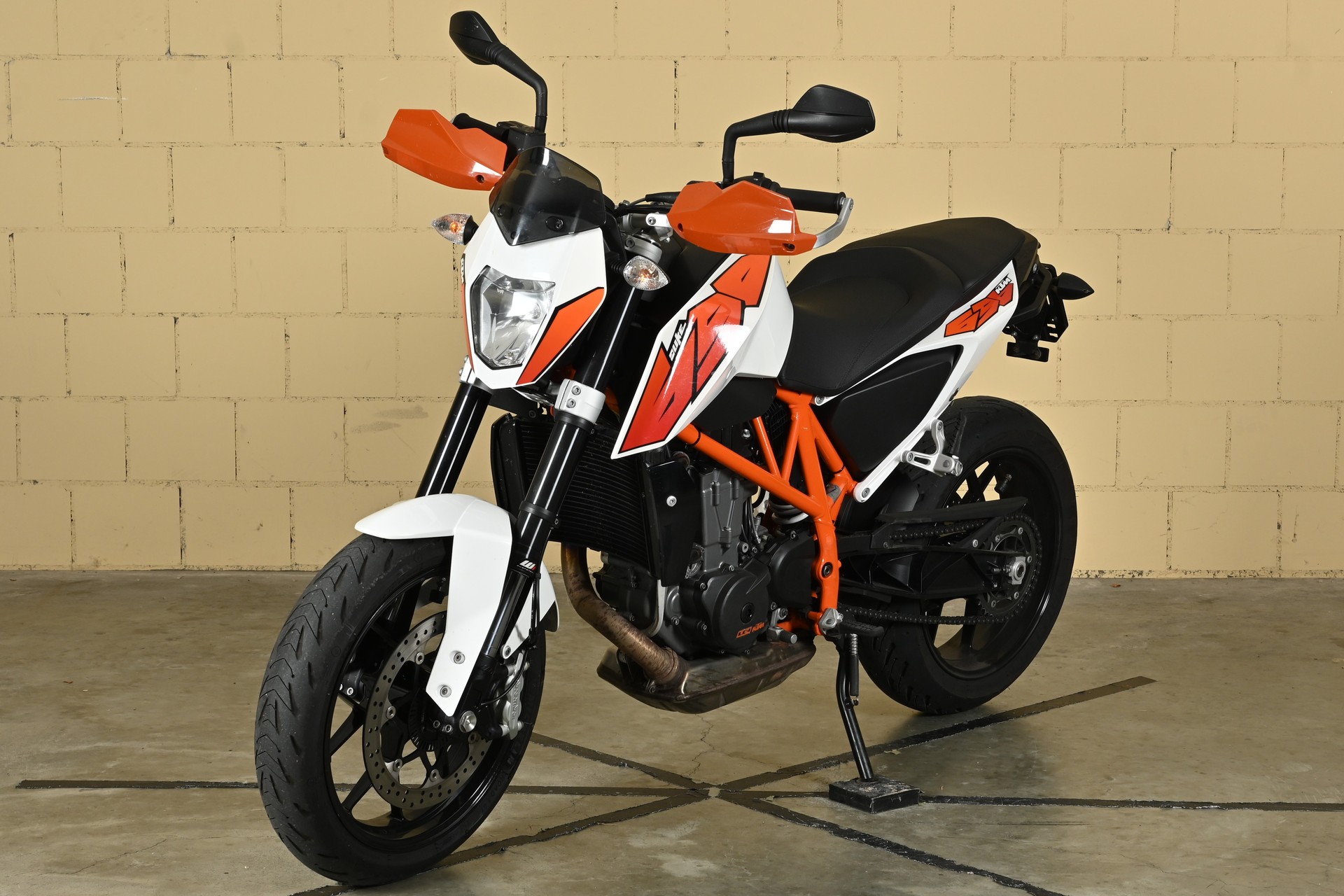 KTM 32kW-showroom-element-3