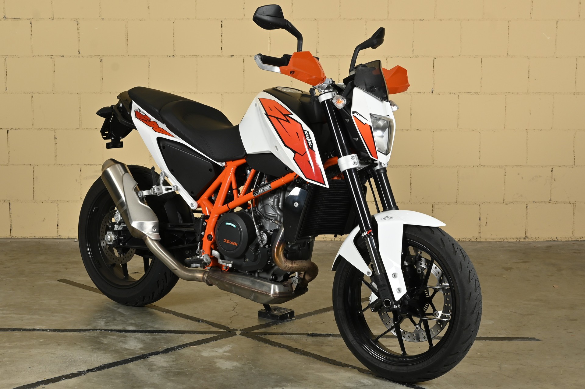 KTM 32kW-showroom-element-1