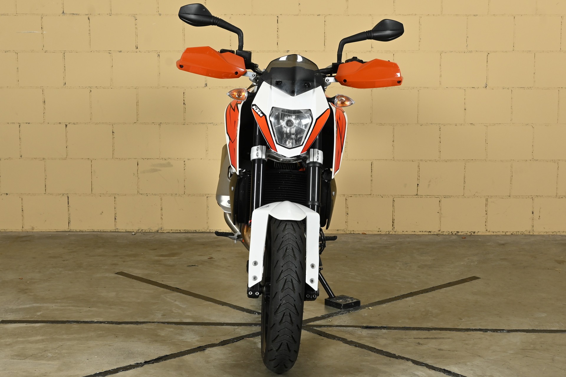 KTM 32kW-showroom-element-2