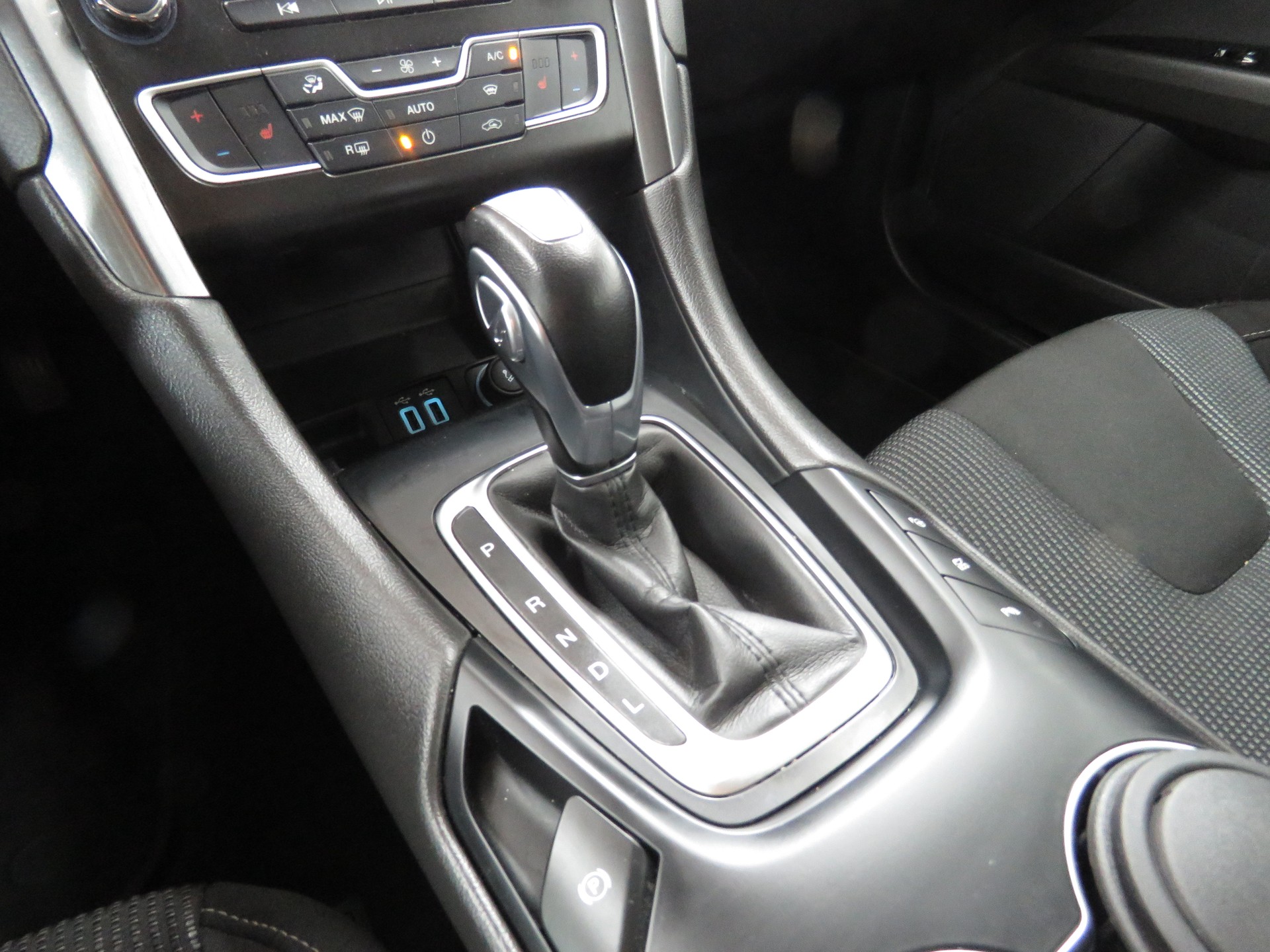 FORD Mondeo 2.0 HEV Titanium eCVT (Automat)-image-15