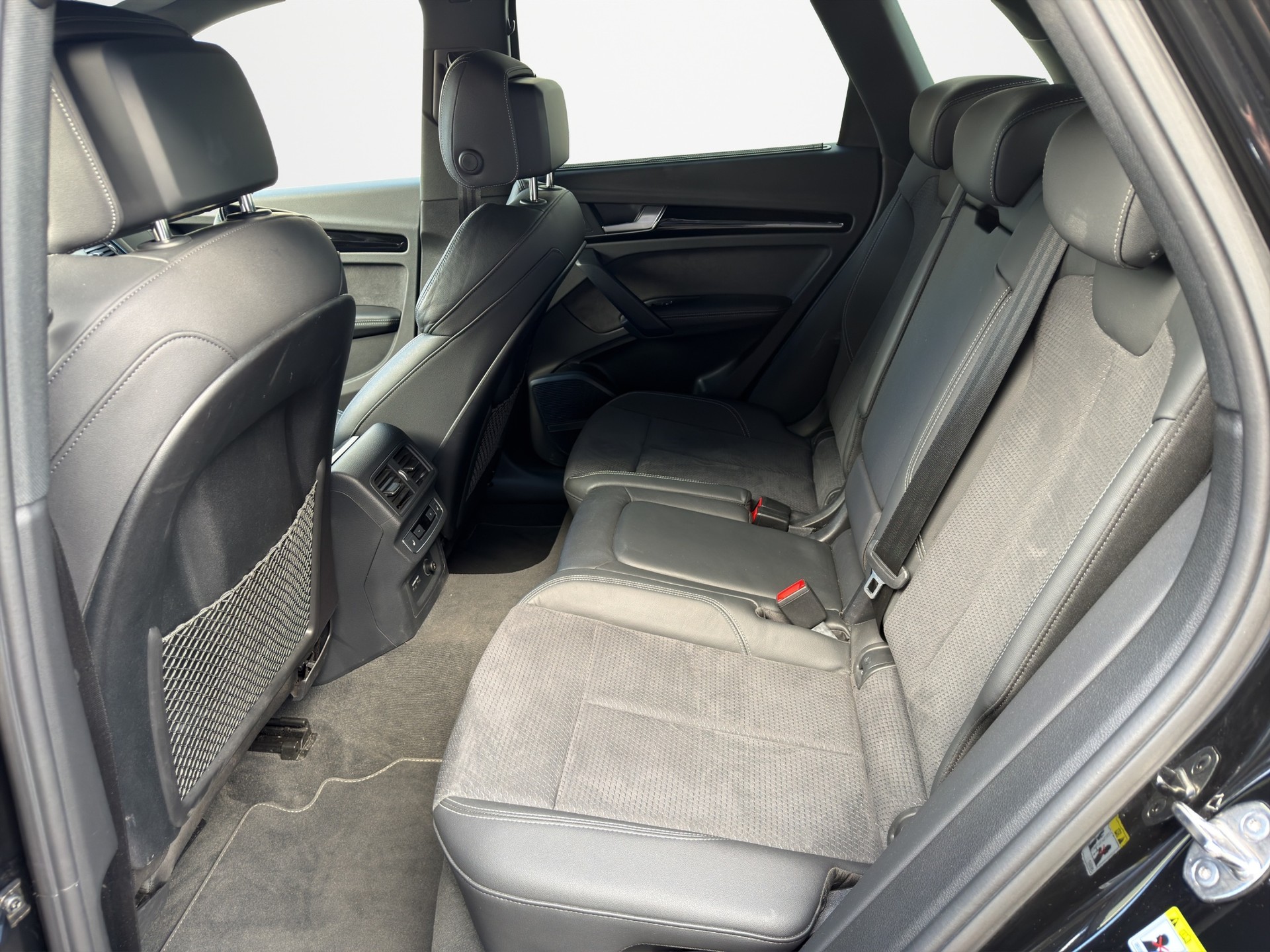 AUDI Q5 2.0 40 TDI - S Line - quattro *Black Edition*-image-12