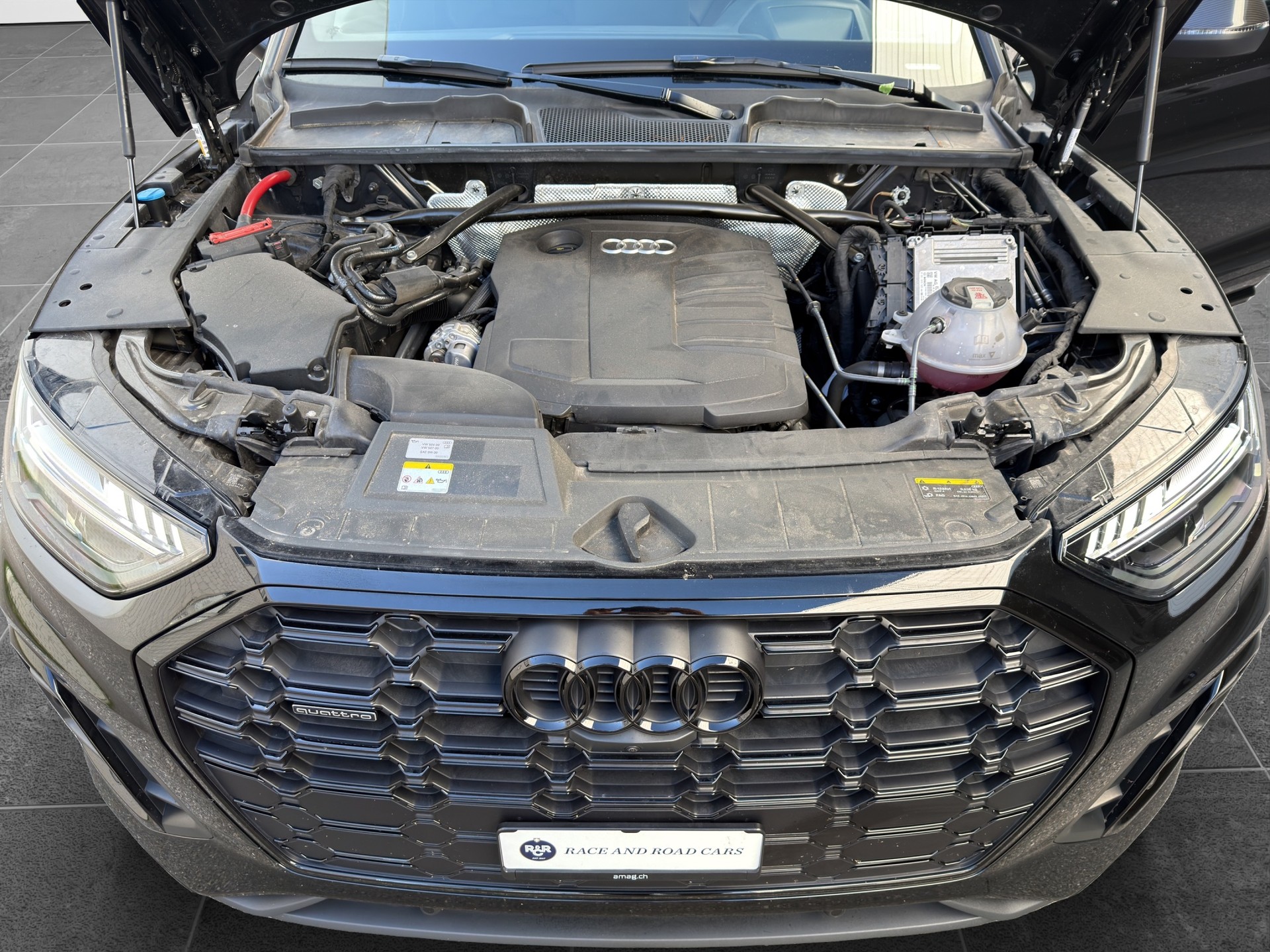 AUDI Q5 2.0 40 TDI - S Line - quattro *Black Edition*-image-30