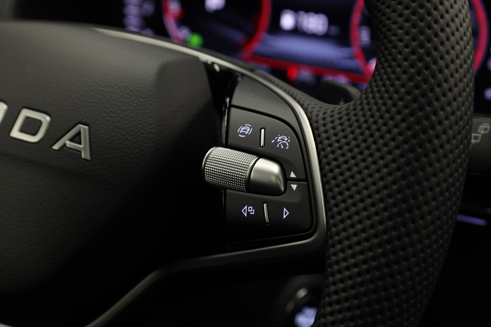 SKODA Karoq 1.5 TSI SportLine DSG-image-28