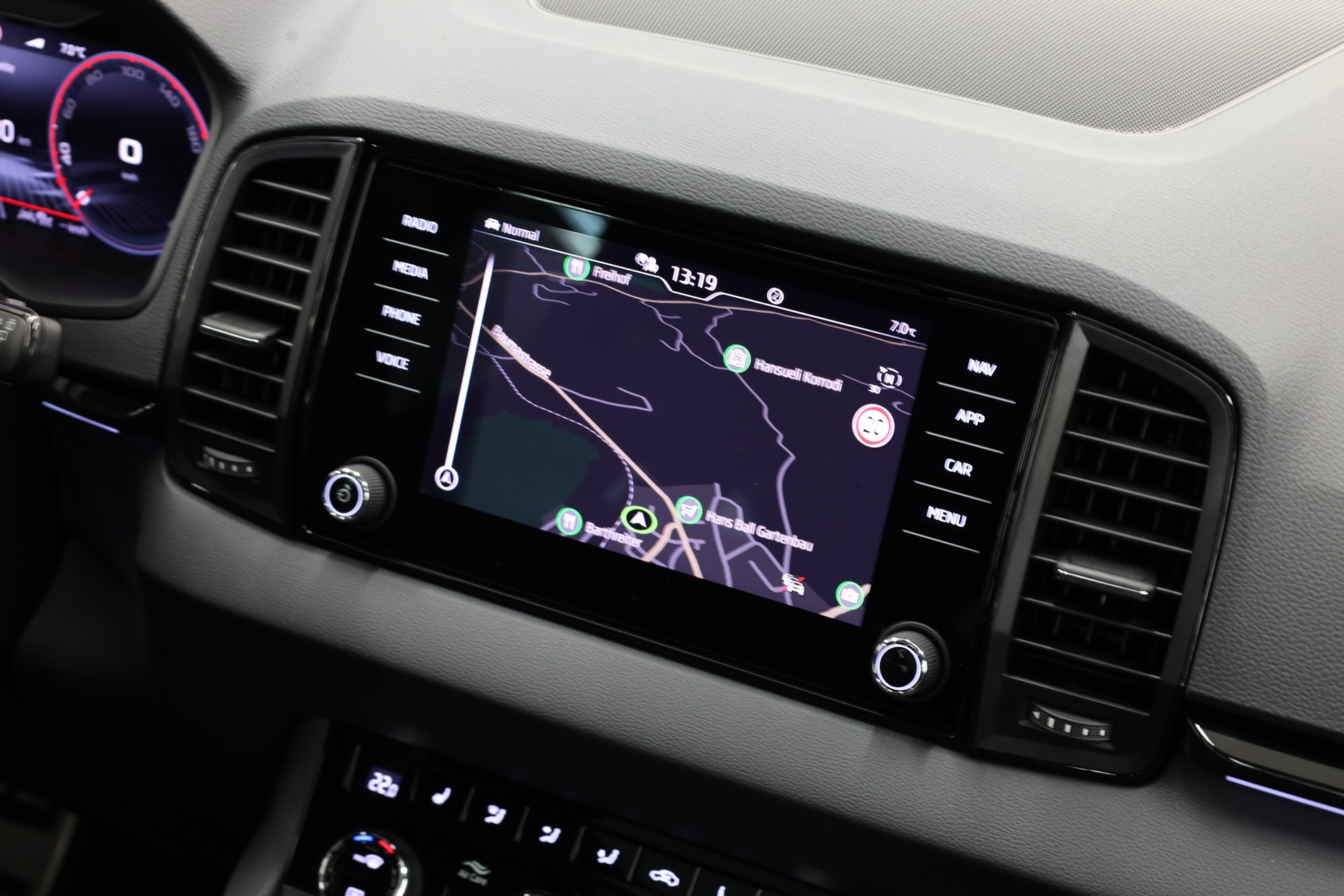 SKODA Karoq 1.5 TSI SportLine DSG-image-19