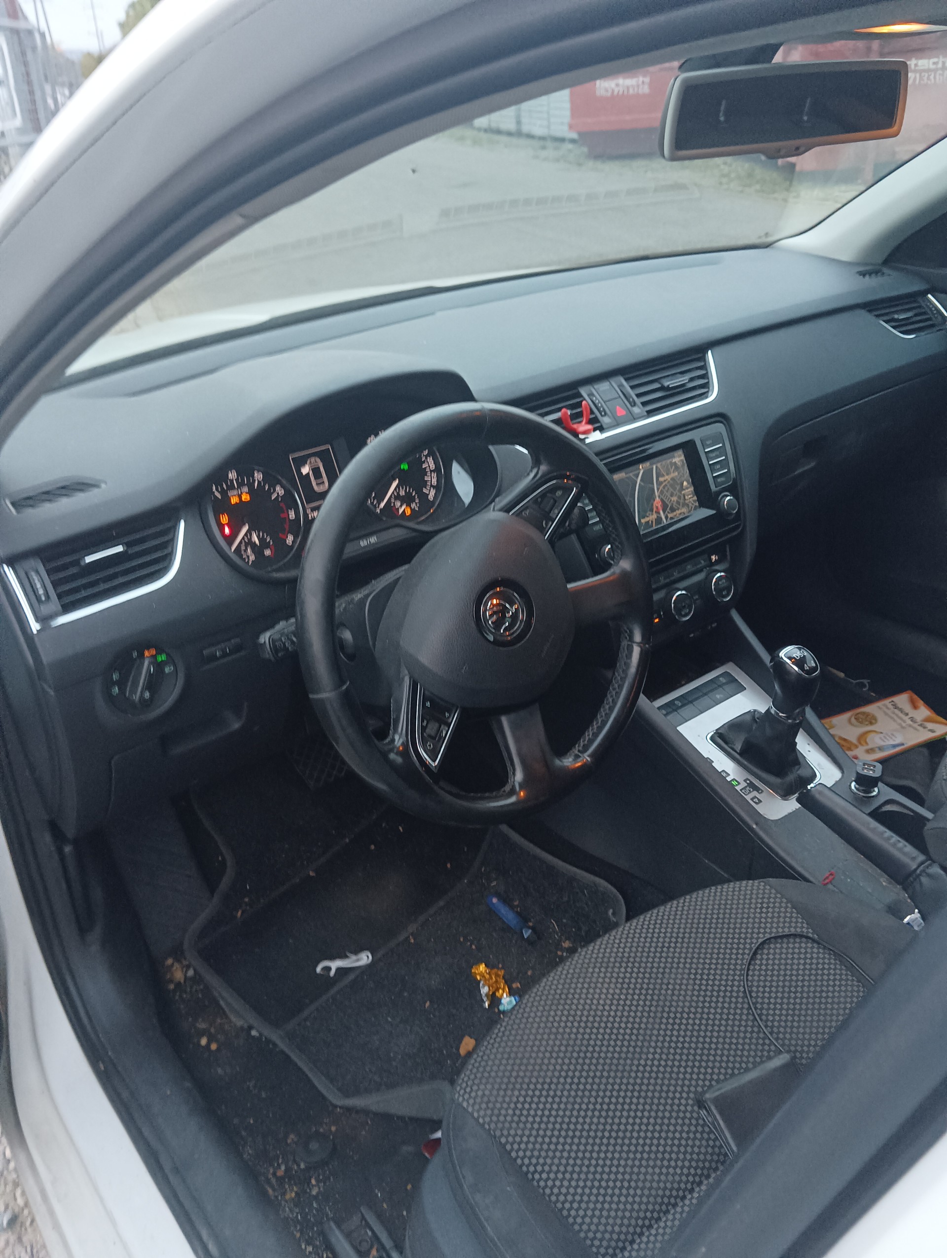 SKODA Octavia Combi 1.8 TSI L&K 4x4 DSG-image-6