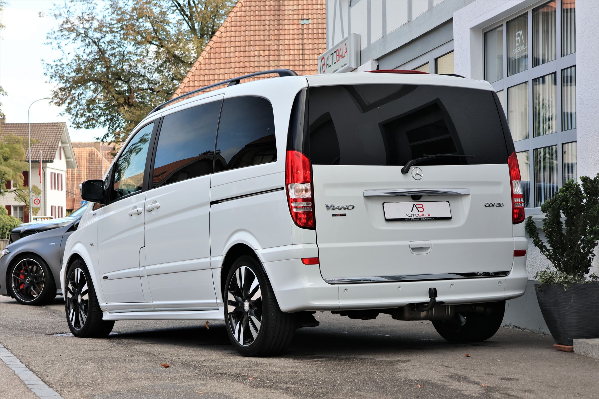 MERCEDES-BENZ Viano 3.0 CDI Blue Eff. Grand Ed. Avantgarde A (CH) + 2.5T AHK-image-2