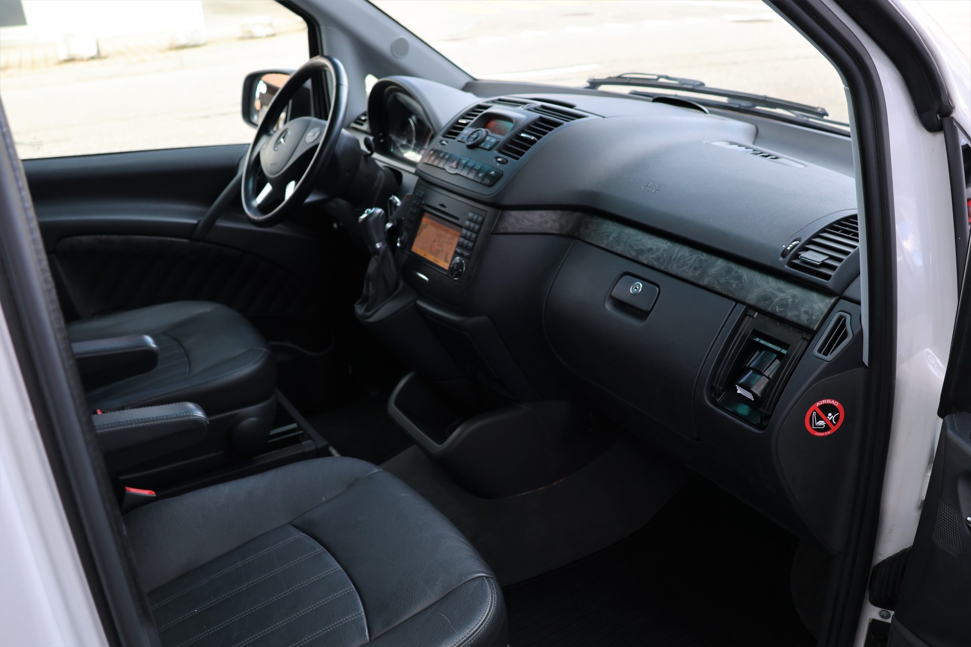 MERCEDES-BENZ Viano 3.0 CDI Blue Eff. Grand Ed. Avantgarde A (CH) + 2.5T AHK-image-22