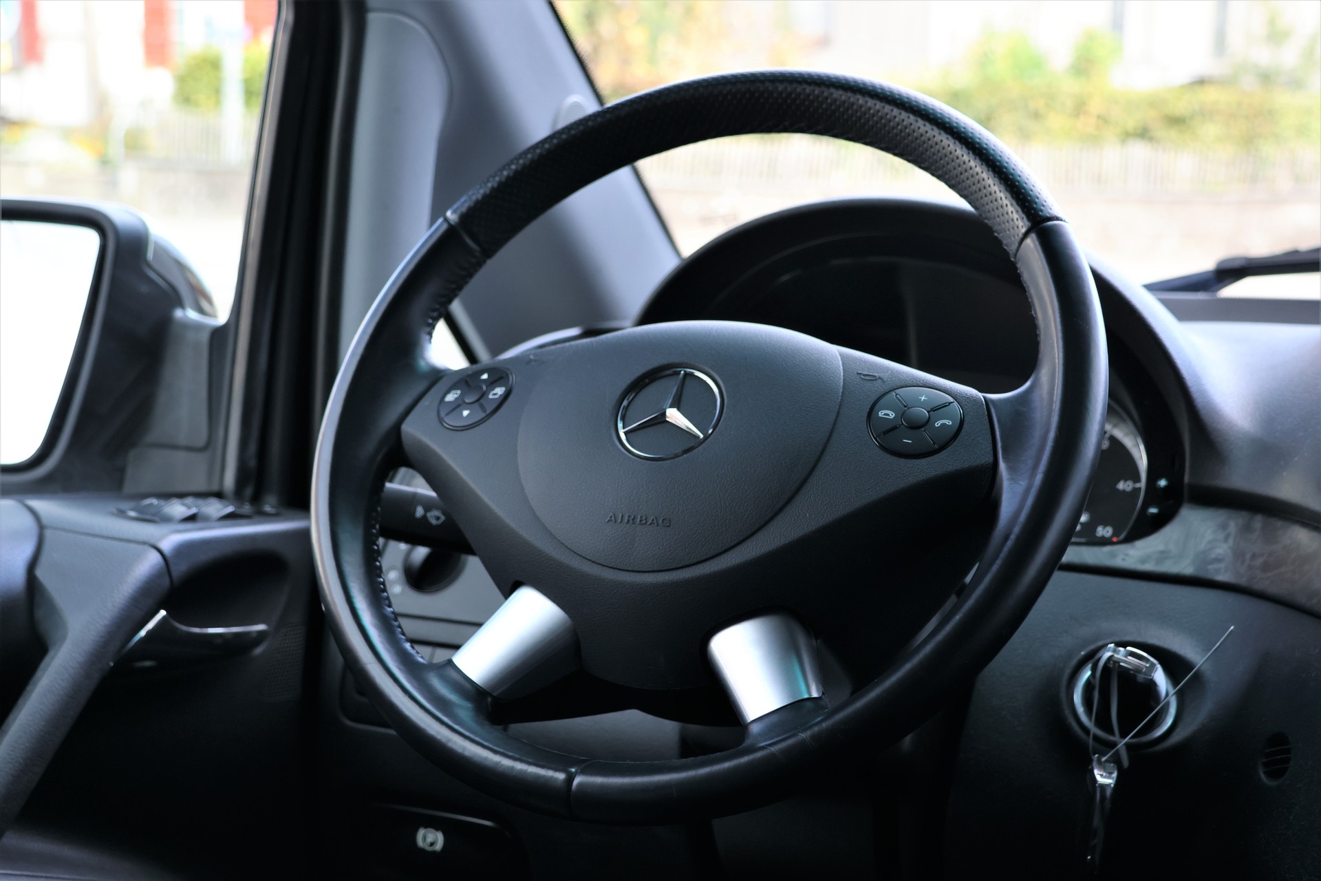 MERCEDES-BENZ Viano 3.0 CDI Blue Eff. Grand Ed. Avantgarde A (CH) + 2.5T AHK-image-16