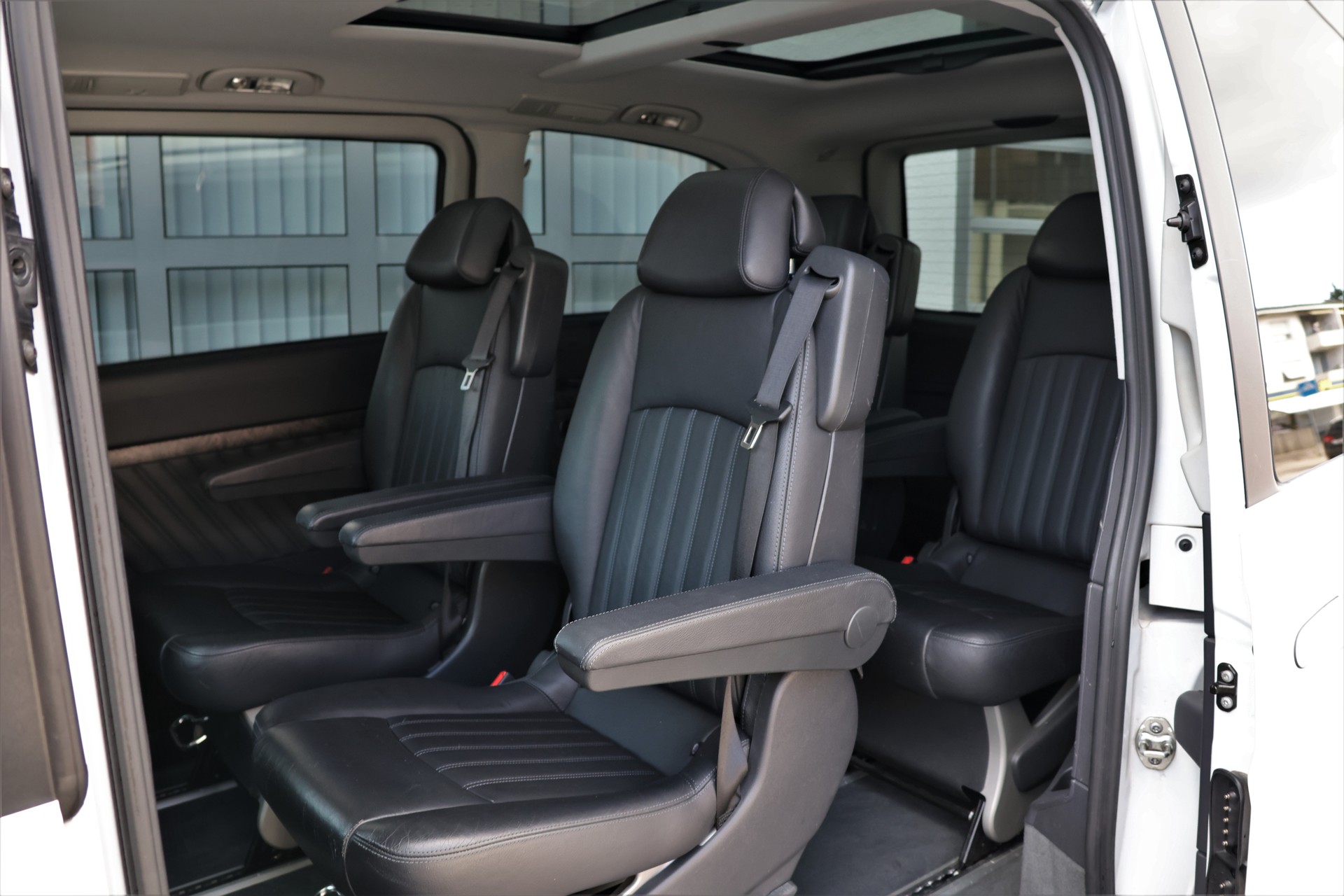 MERCEDES-BENZ Viano 3.0 CDI Blue Eff. Grand Ed. Avantgarde A (CH) + 2.5T AHK-image-12