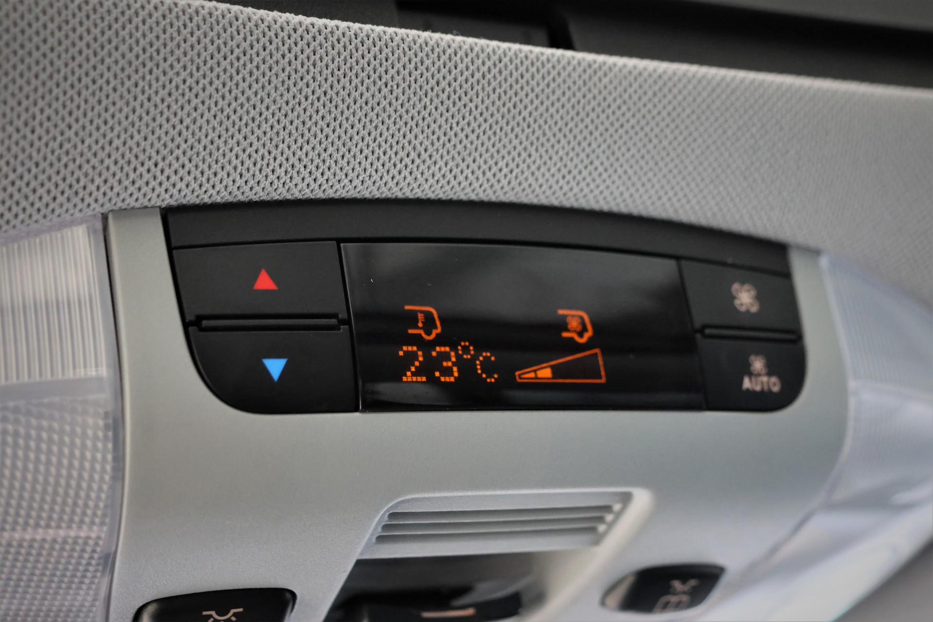 MERCEDES-BENZ Viano 3.0 CDI Blue Eff. Grand Ed. Avantgarde A (CH) + 2.5T AHK-image-27