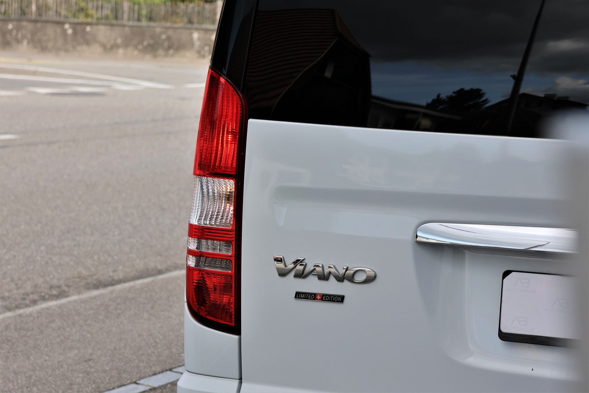 MERCEDES-BENZ Viano 3.0 CDI Blue Eff. Grand Ed. Avantgarde A (CH) + 2.5T AHK-image-5