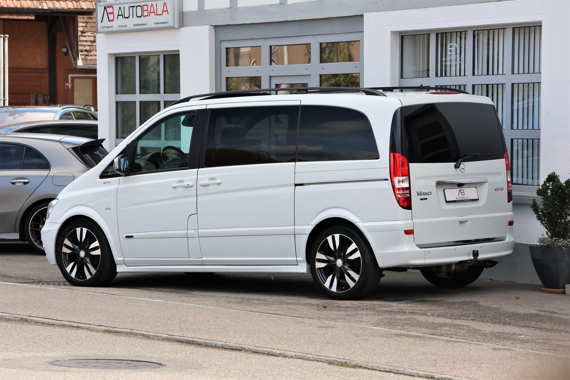 MERCEDES-BENZ Viano 3.0 CDI Blue Eff. Grand Ed. Avantgarde A (CH) + 2.5T AHK-image-4