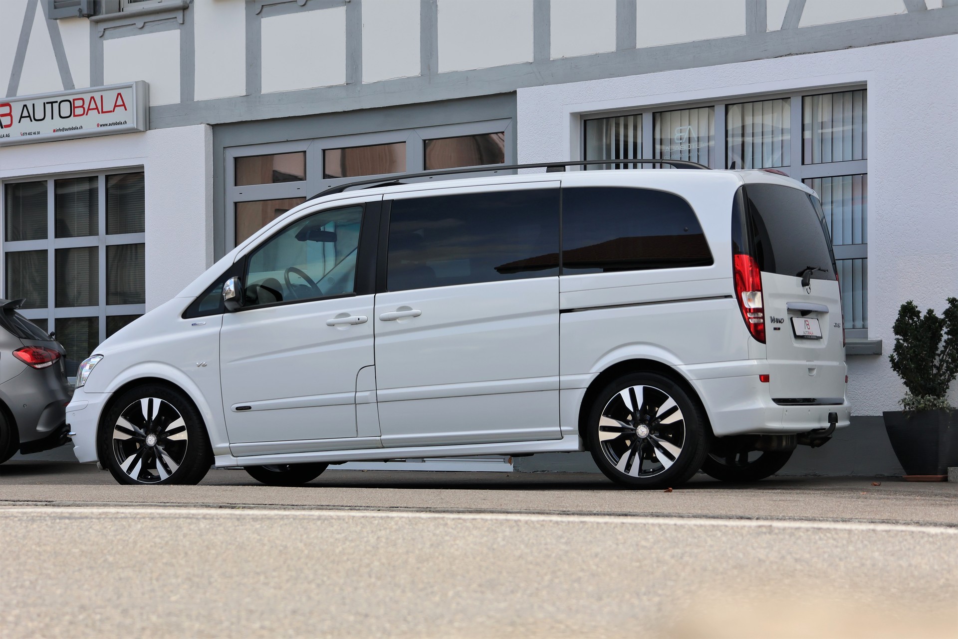 MERCEDES-BENZ Viano 3.0 CDI Blue Eff. Grand Ed. Avantgarde A (CH) + 2.5T AHK-image-3
