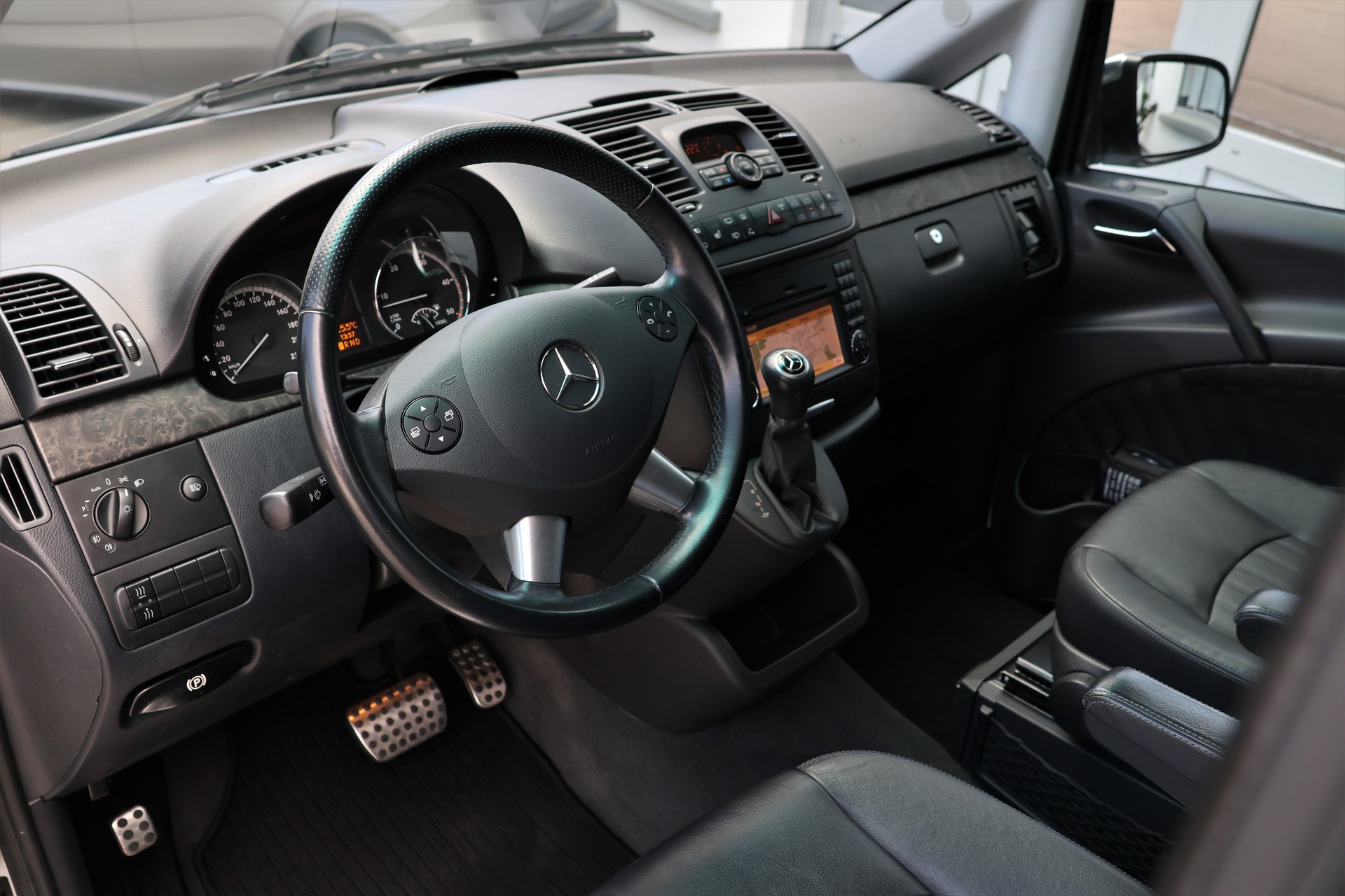 MERCEDES-BENZ Viano 3.0 CDI Blue Eff. Grand Ed. Avantgarde A (CH) + 2.5T AHK-image-9