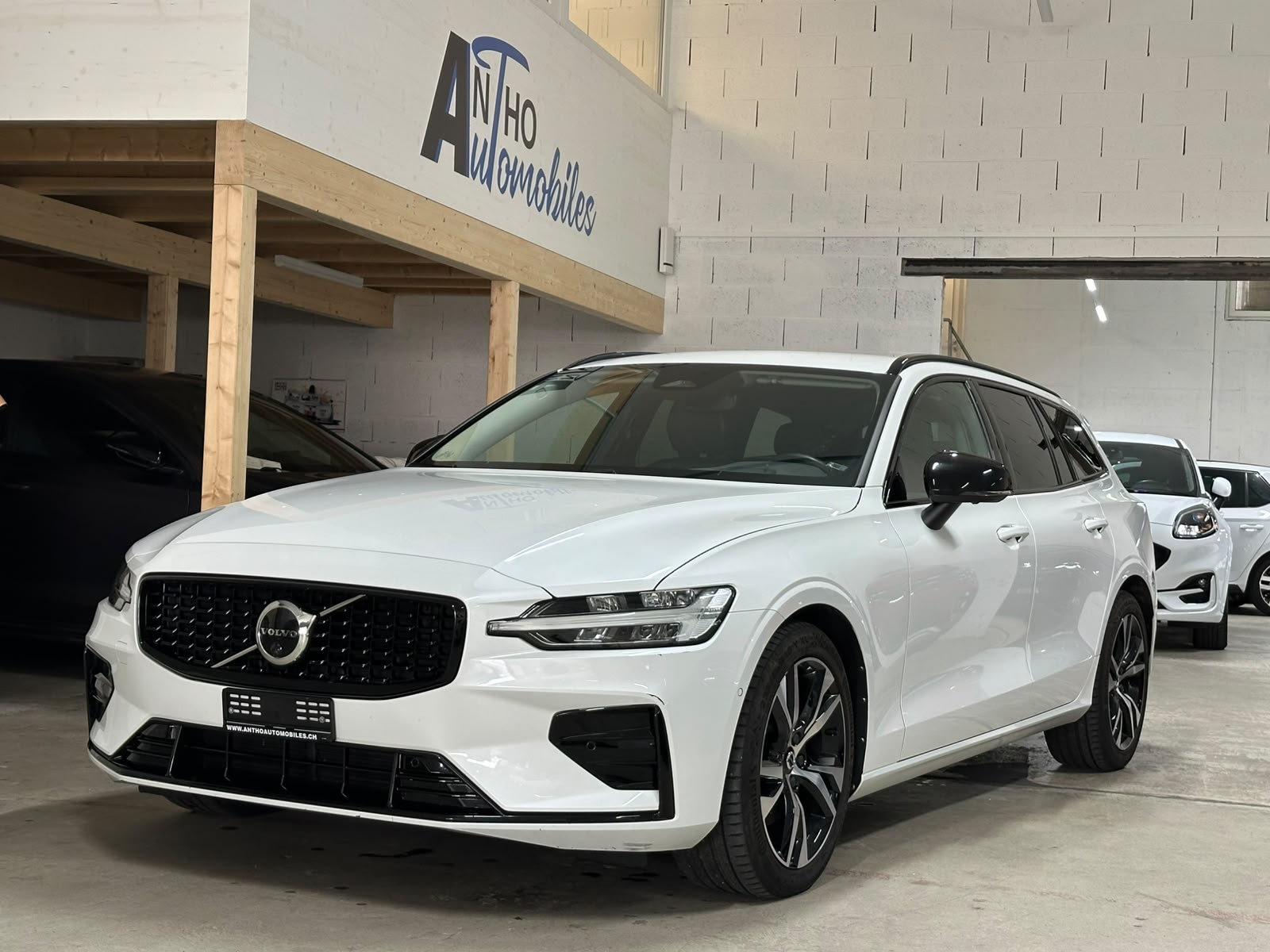VOLVO V60 B4 Diesel Mild Hybrid Momentum Geartronic-image-0