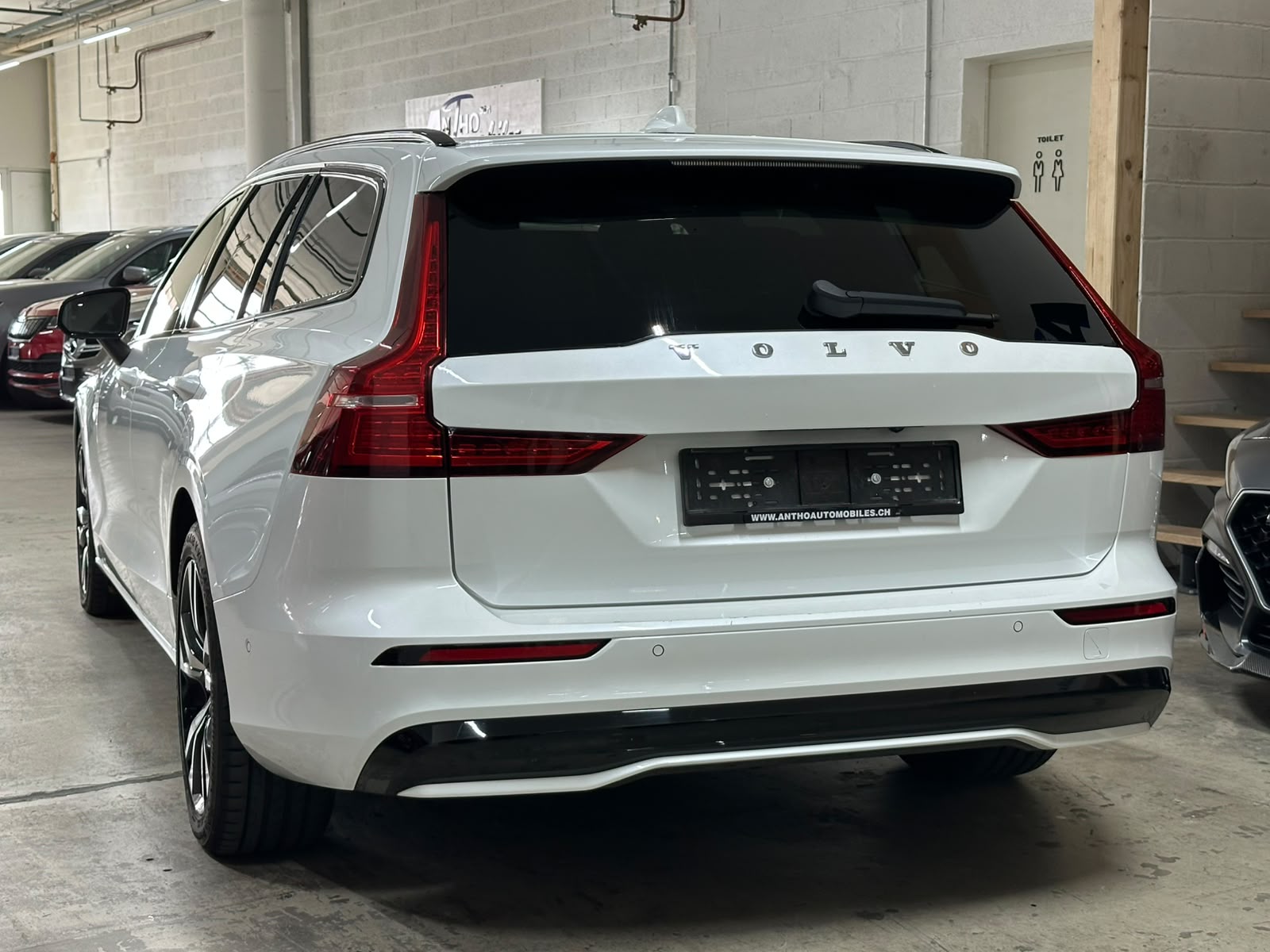 VOLVO V60 B4 Diesel Mild Hybrid Momentum Geartronic-image-2