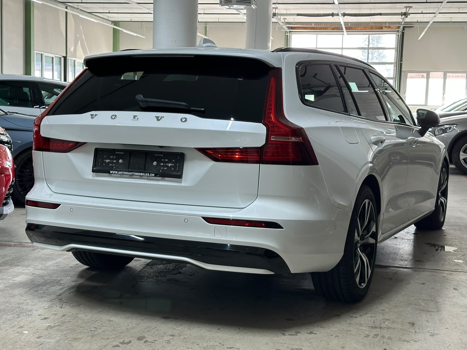 VOLVO V60 B4 Diesel Mild Hybrid Momentum Geartronic-image-3