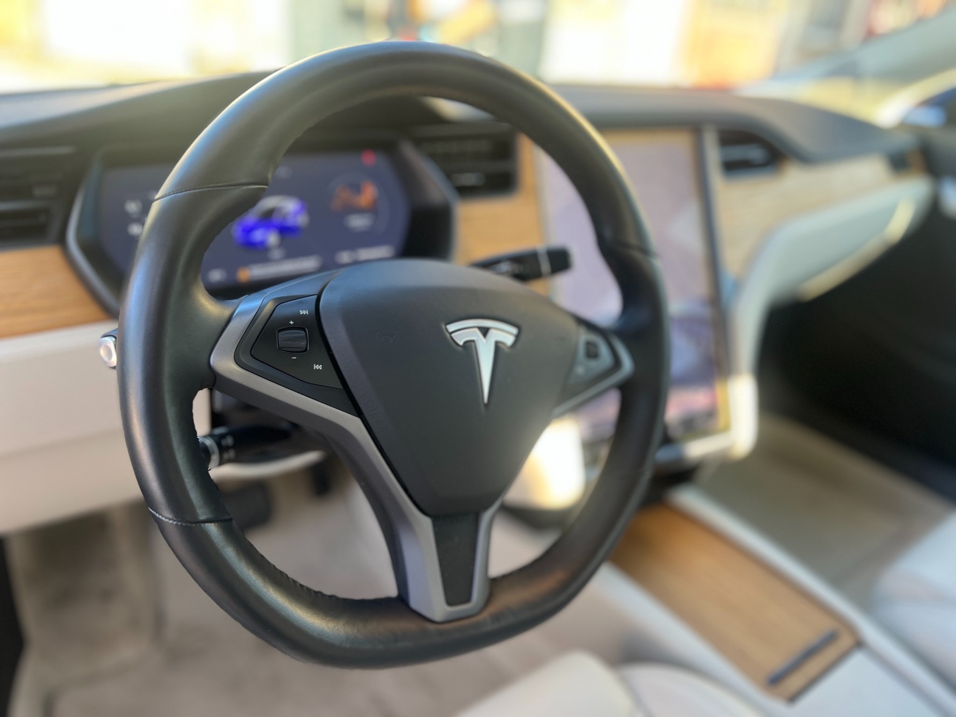 TESLA Model S 75 D-image-8