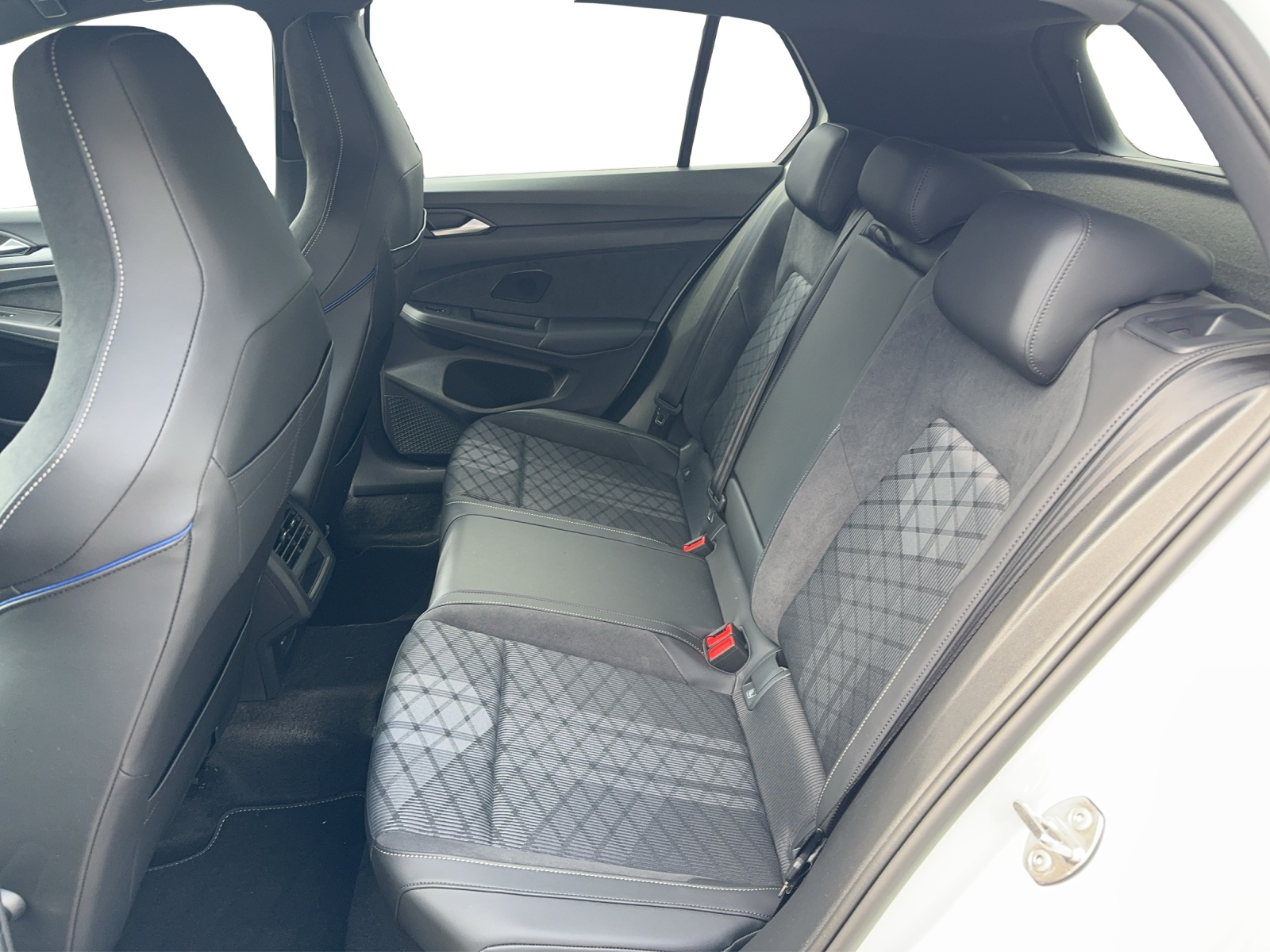 VW Golf 1.5 e TSI mHEV R-Line DSG-image-13