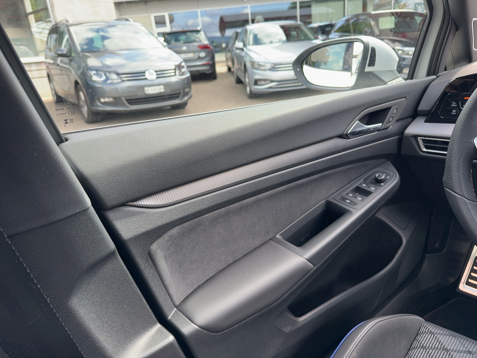 VW Golf 1.5 e TSI mHEV R-Line DSG-image-12
