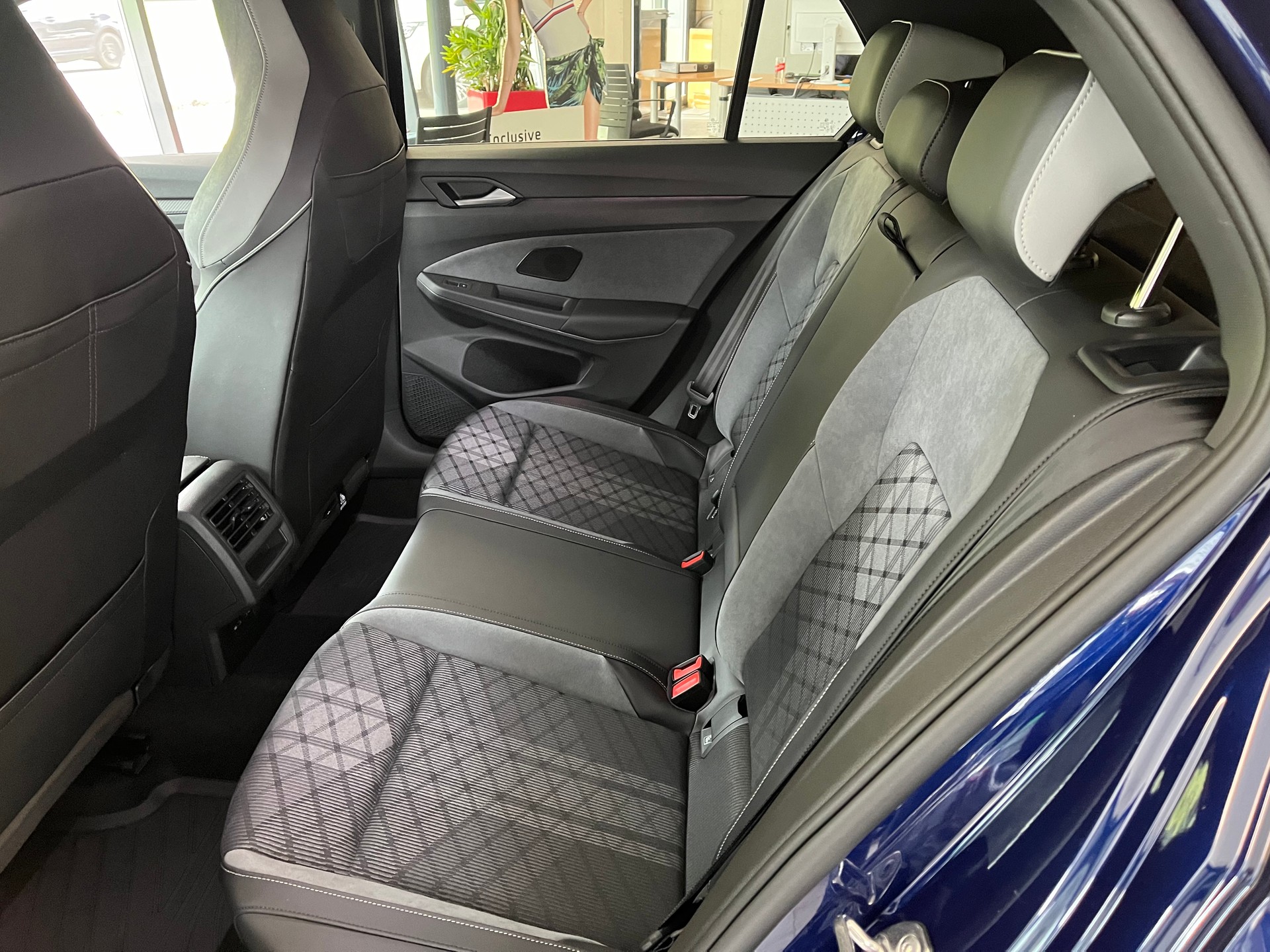 VW Golf 2.0 TSI R-Line DSG 4 Motion-image-5