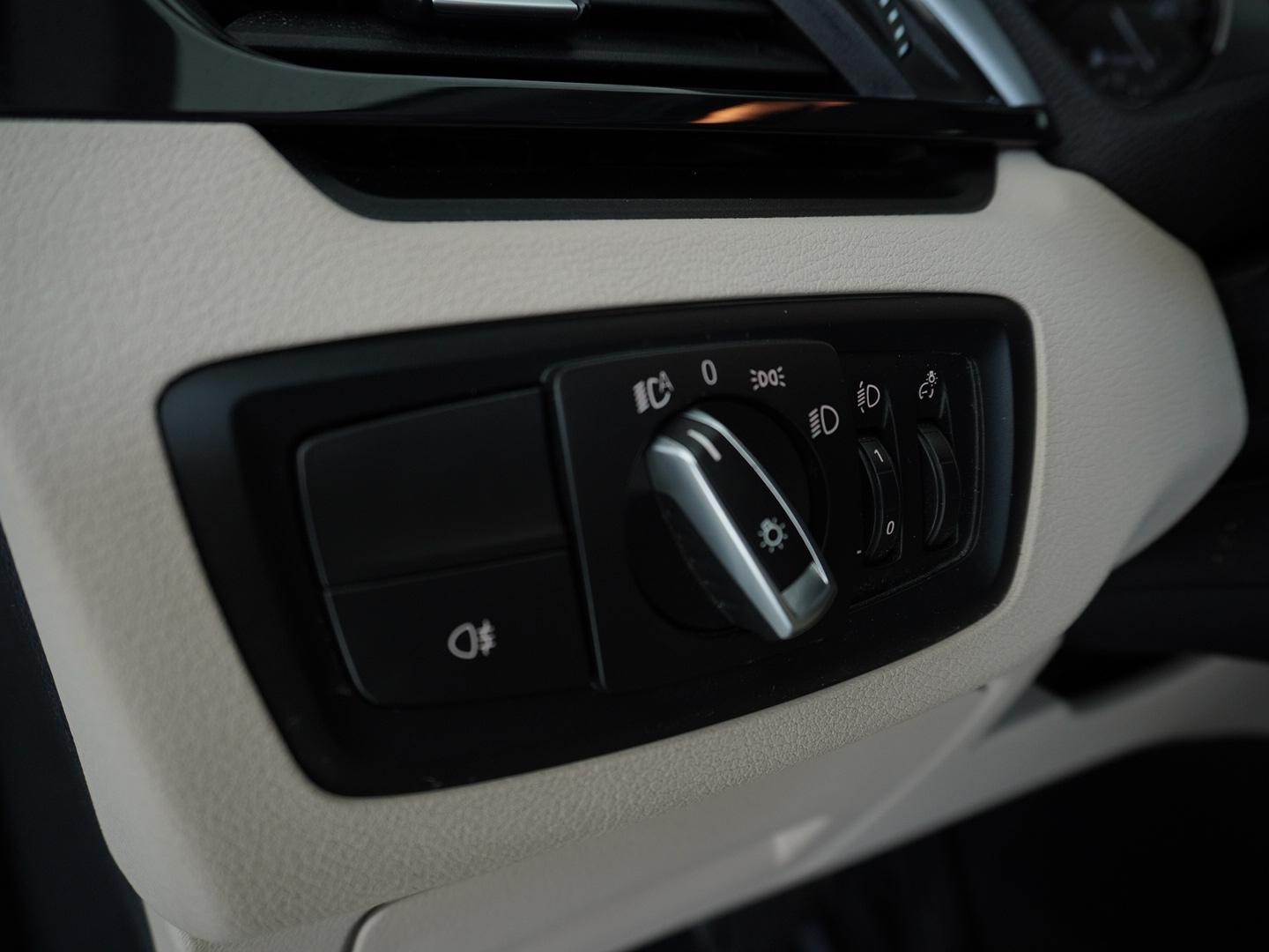 BMW X1 xDrive 18d Essential Edition Steptronic-image-5