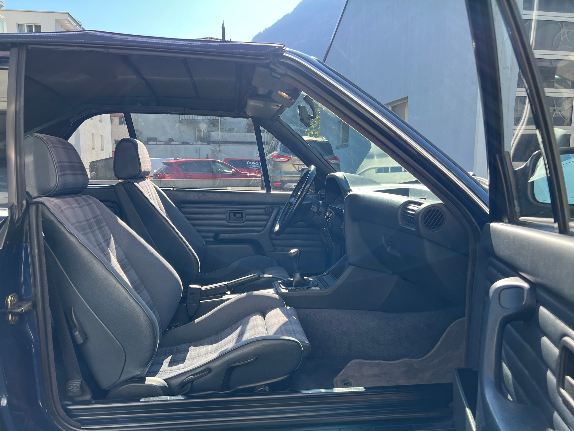 BMW 318i Cabrio-image-17