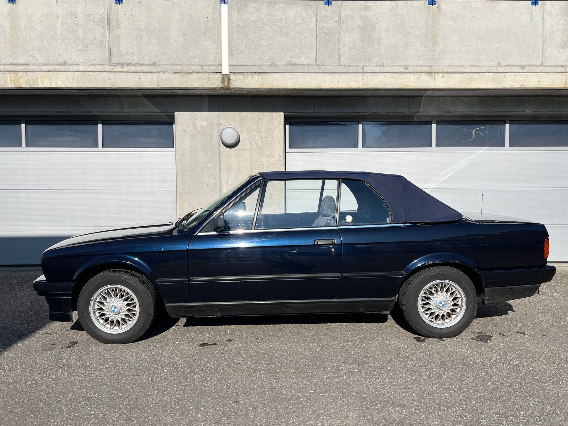 BMW 318i Cabrio-image-12