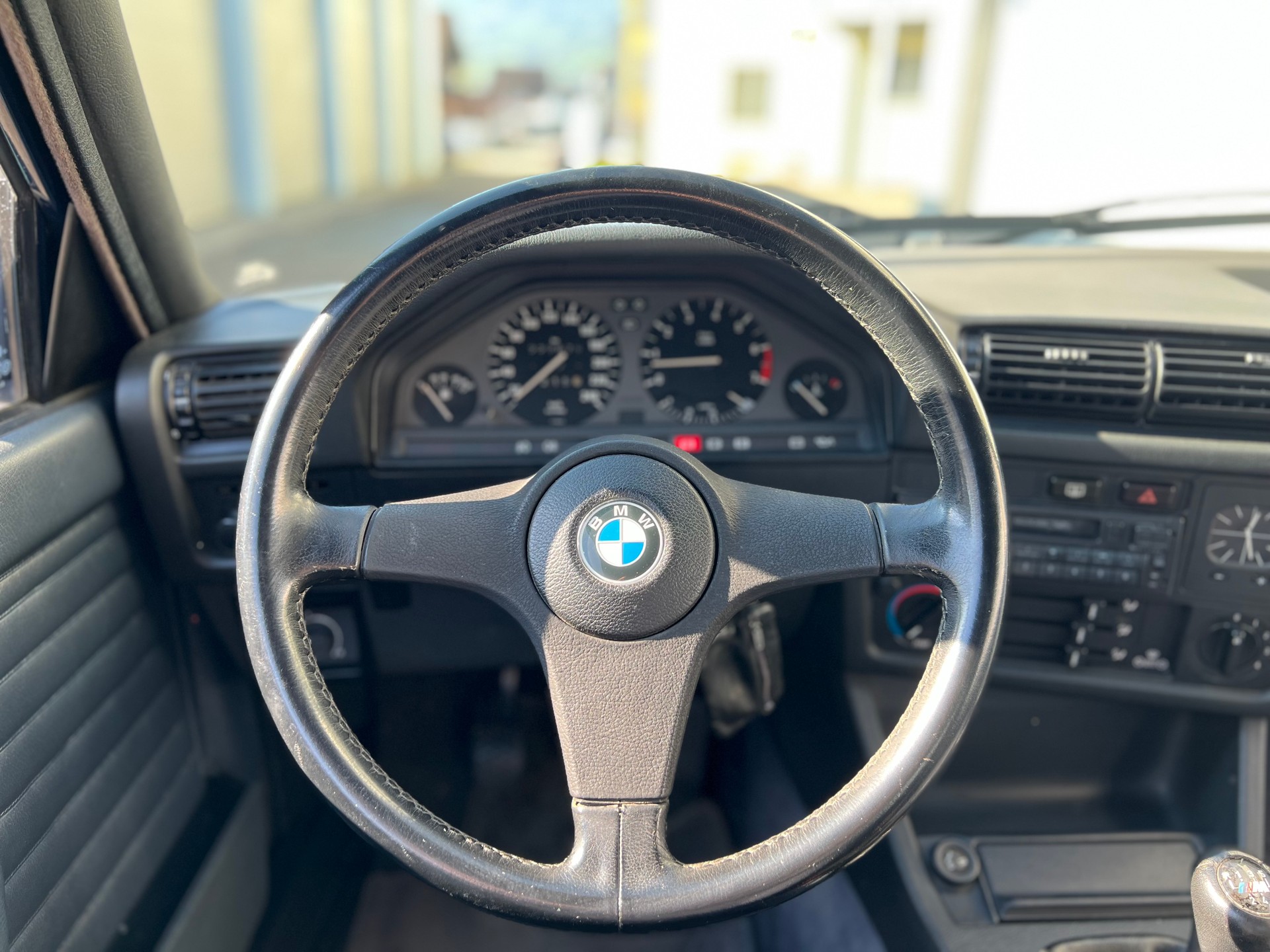 BMW 318i Cabrio-image-18