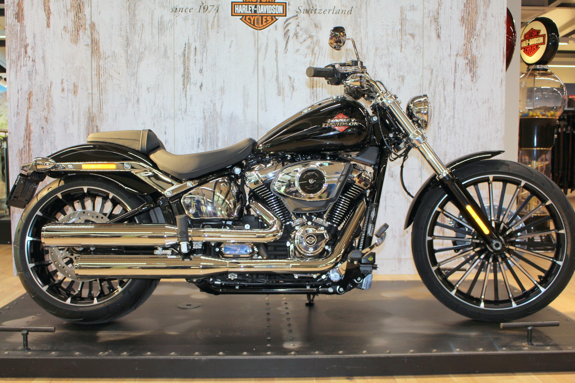 HARLEY-DAVIDSON FXBR Breakout 117-showroom-element-1