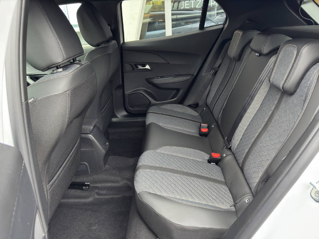 PEUGEOT 2008 1.2 Hybrid Allure Premium-image-7