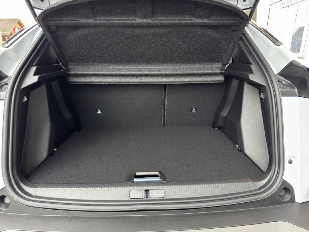 PEUGEOT 2008 1.2 Hybrid Allure Premium-image-8
