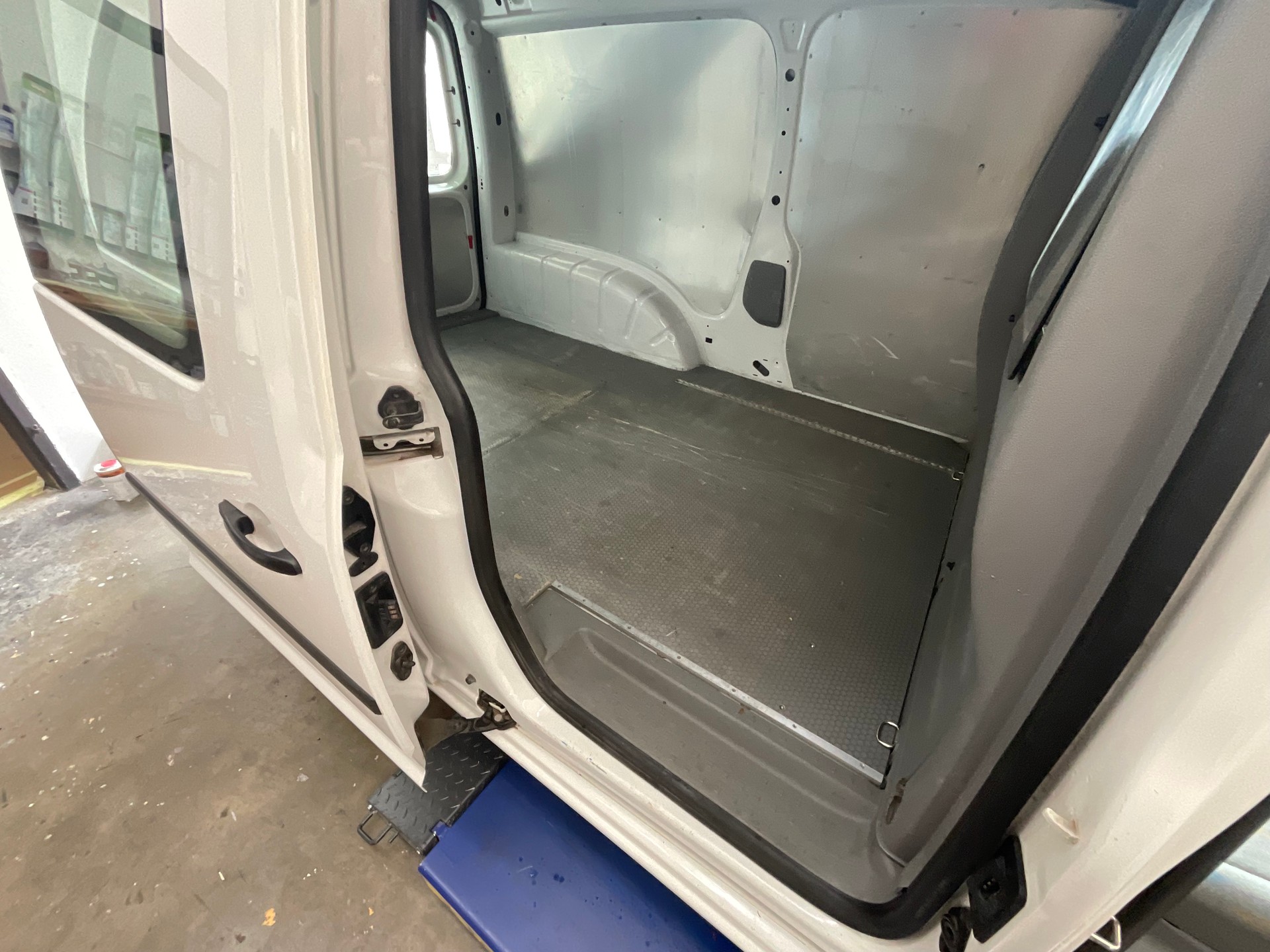 VW Caddy Maxi 1.9TDI-image-10