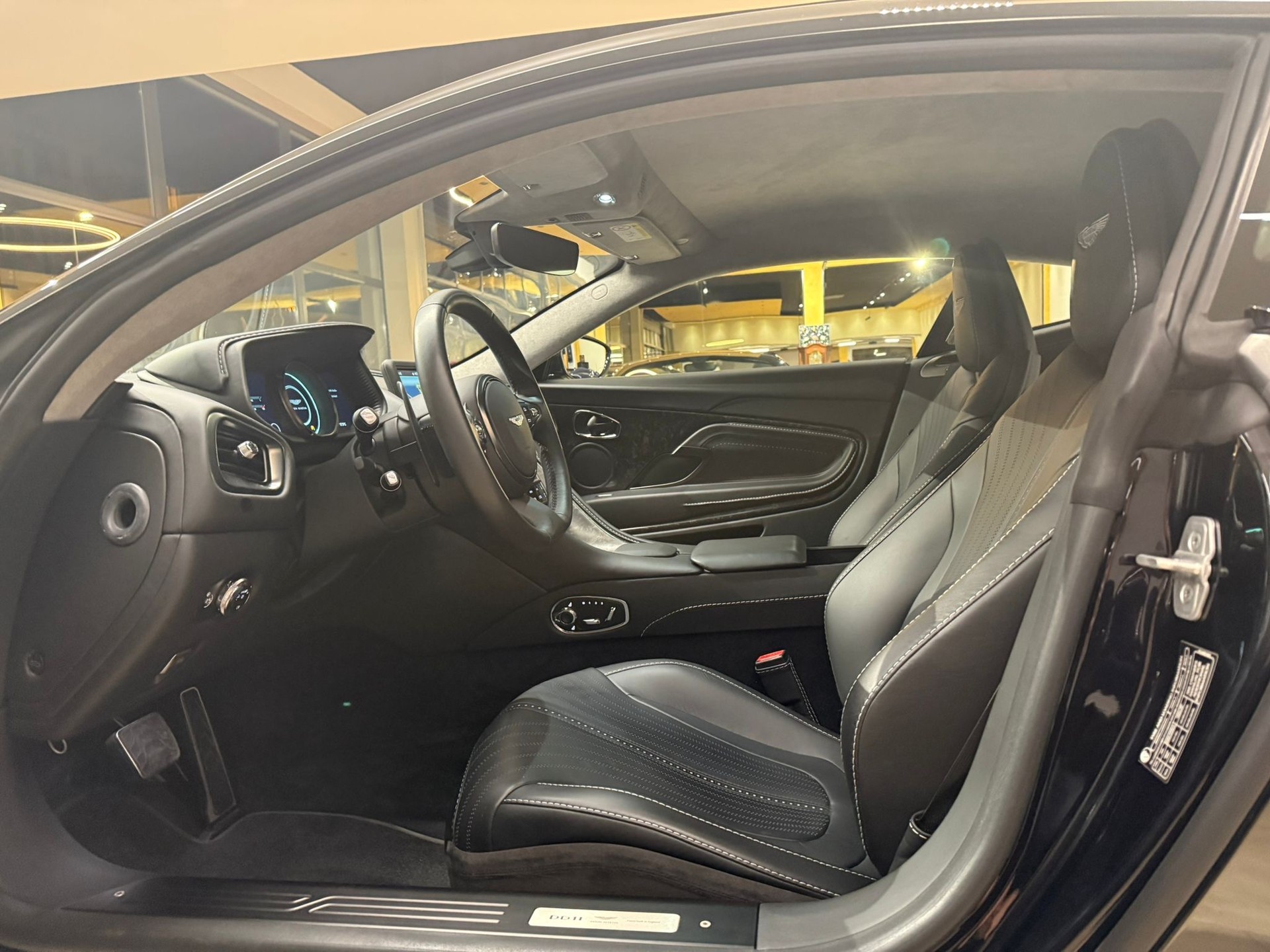 ASTON MARTIN DB11 V12 Launch Edition Touchtronic 3-image-12