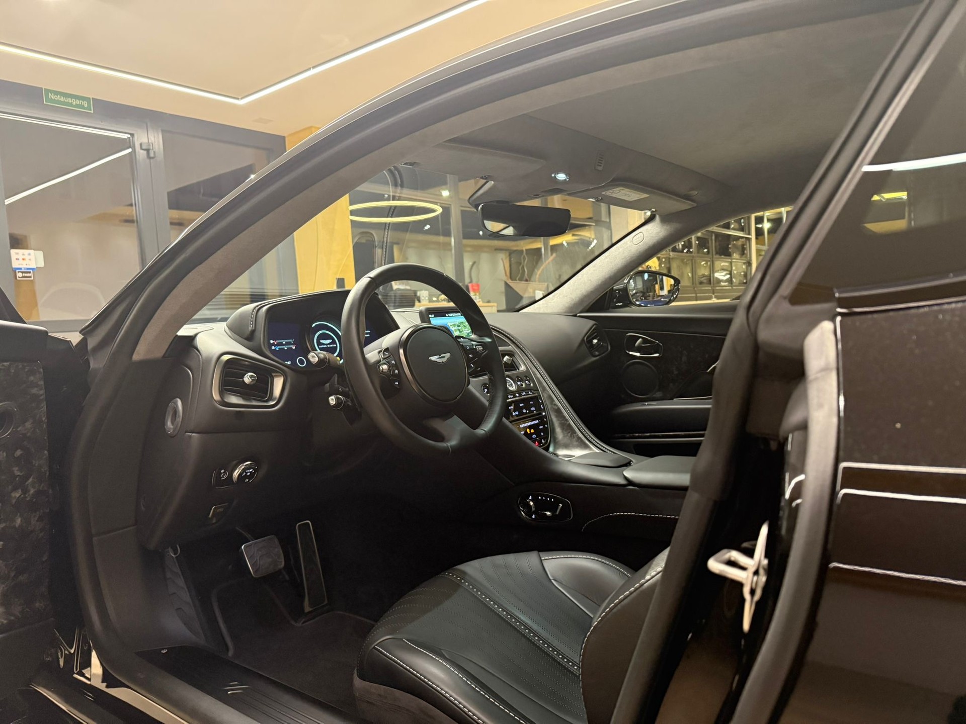 ASTON MARTIN DB11 V12 Launch Edition Touchtronic 3-image-10