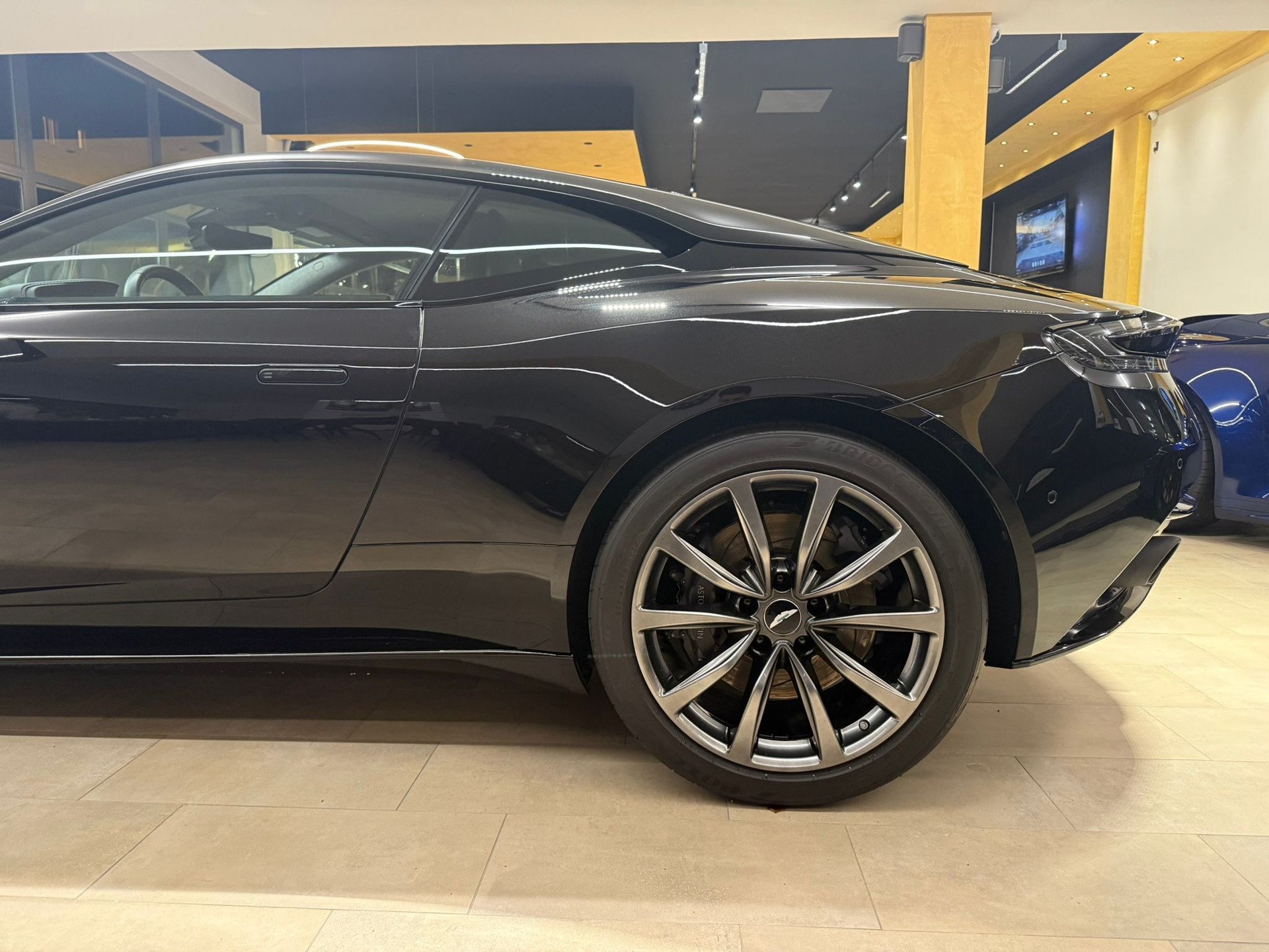 ASTON MARTIN DB11 V12 Launch Edition Touchtronic 3-image-4