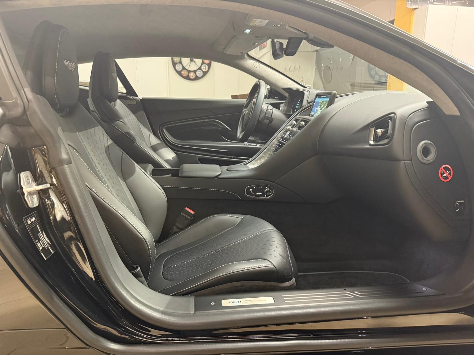 ASTON MARTIN DB11 V12 Launch Edition Touchtronic 3-image-11