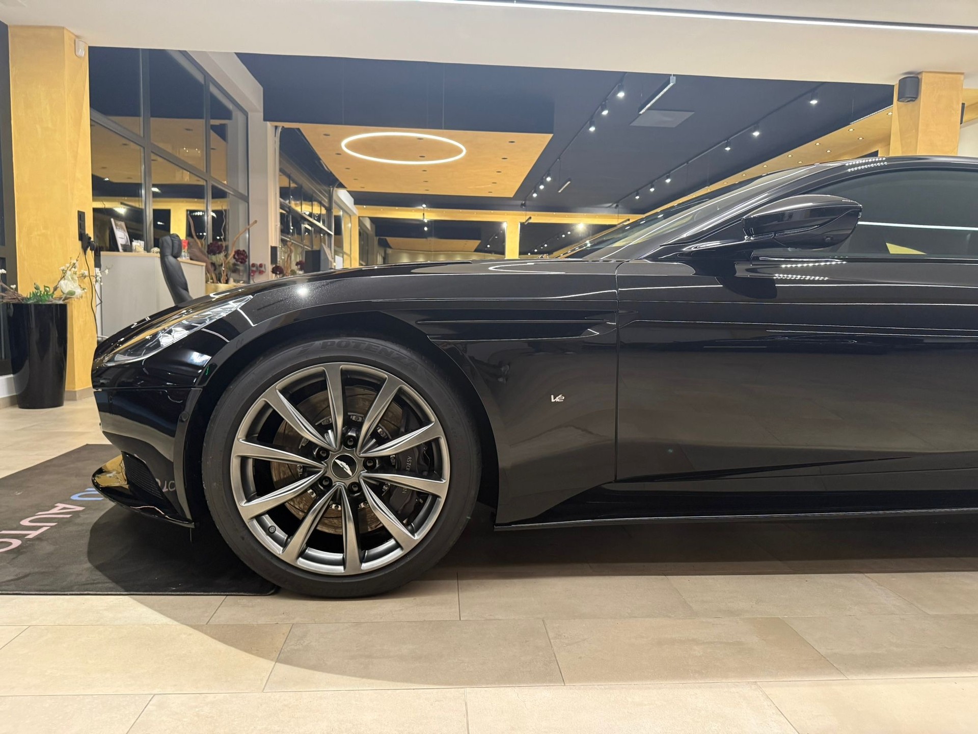 ASTON MARTIN DB11 V12 Launch Edition Touchtronic 3-image-5