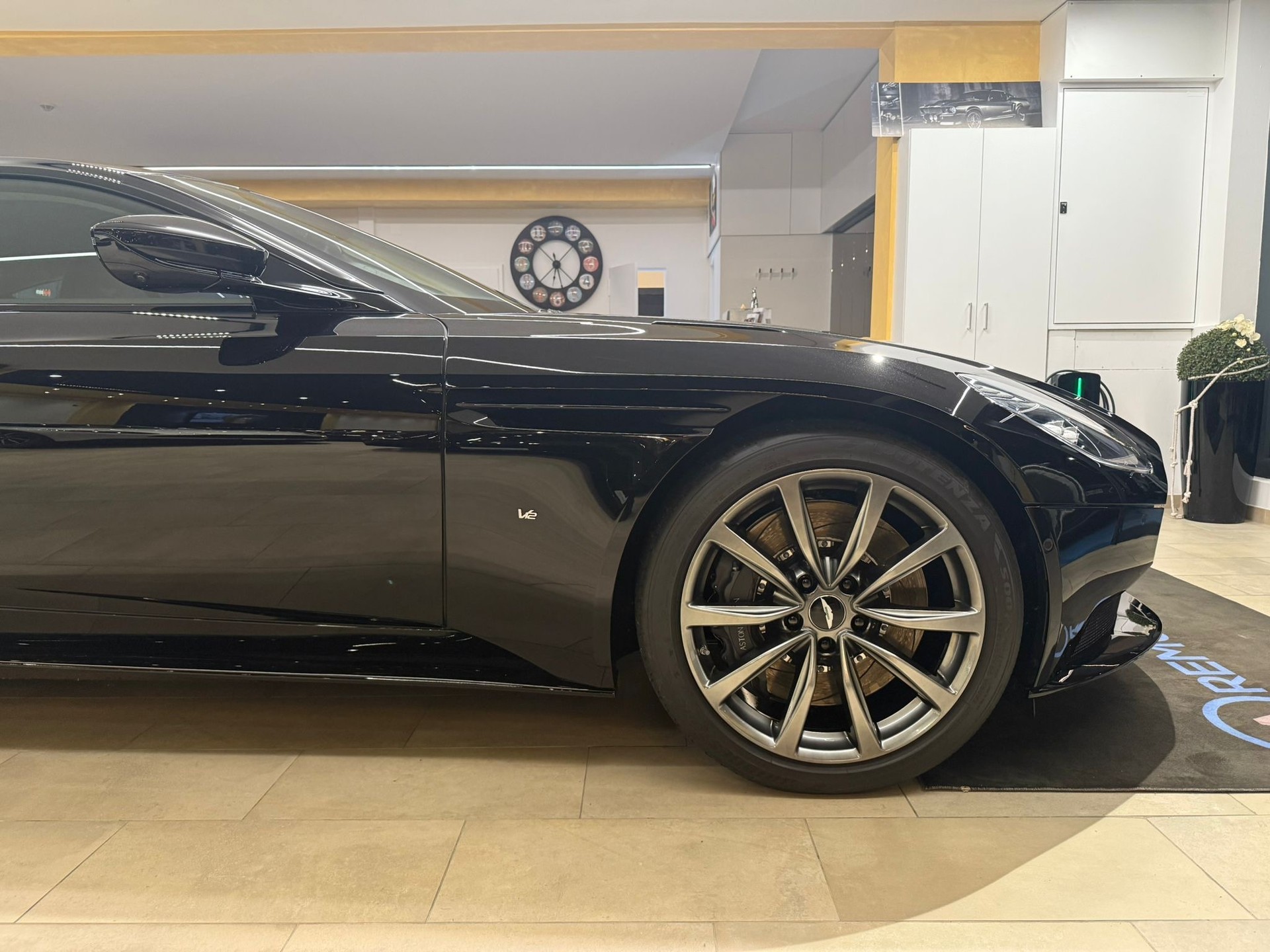 ASTON MARTIN DB11 V12 Launch Edition Touchtronic 3-image-2
