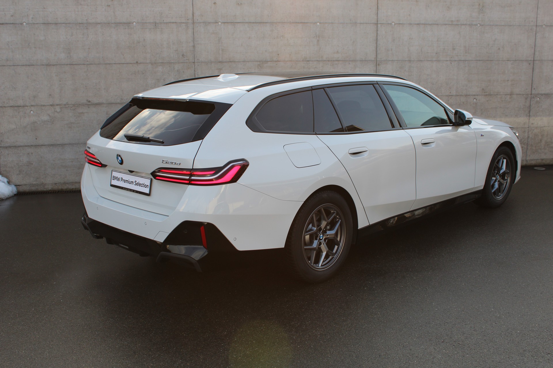 BMW 520d xDrive Touring M Sport-showroom-element-3