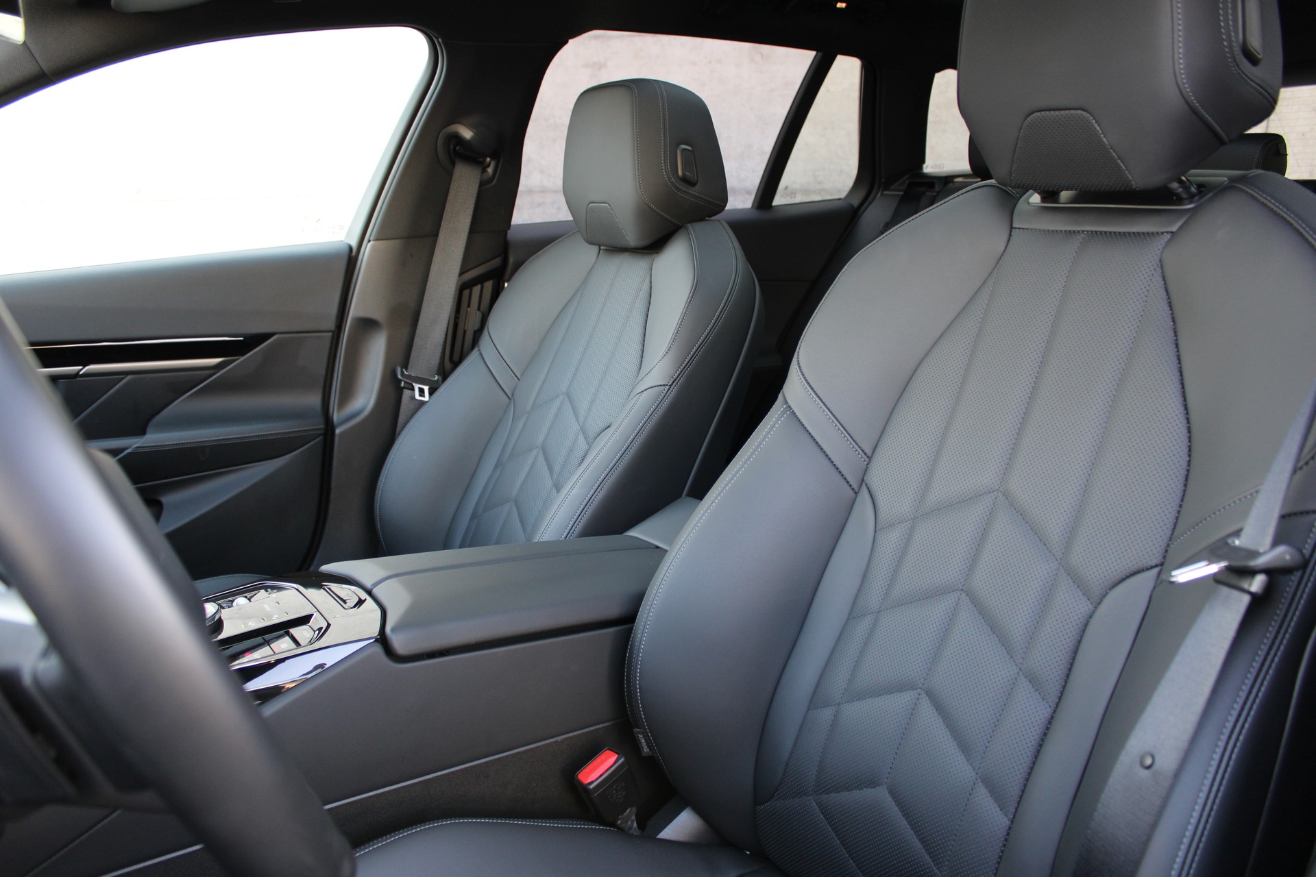 BMW 520d xDrive Touring M Sport-image-12
