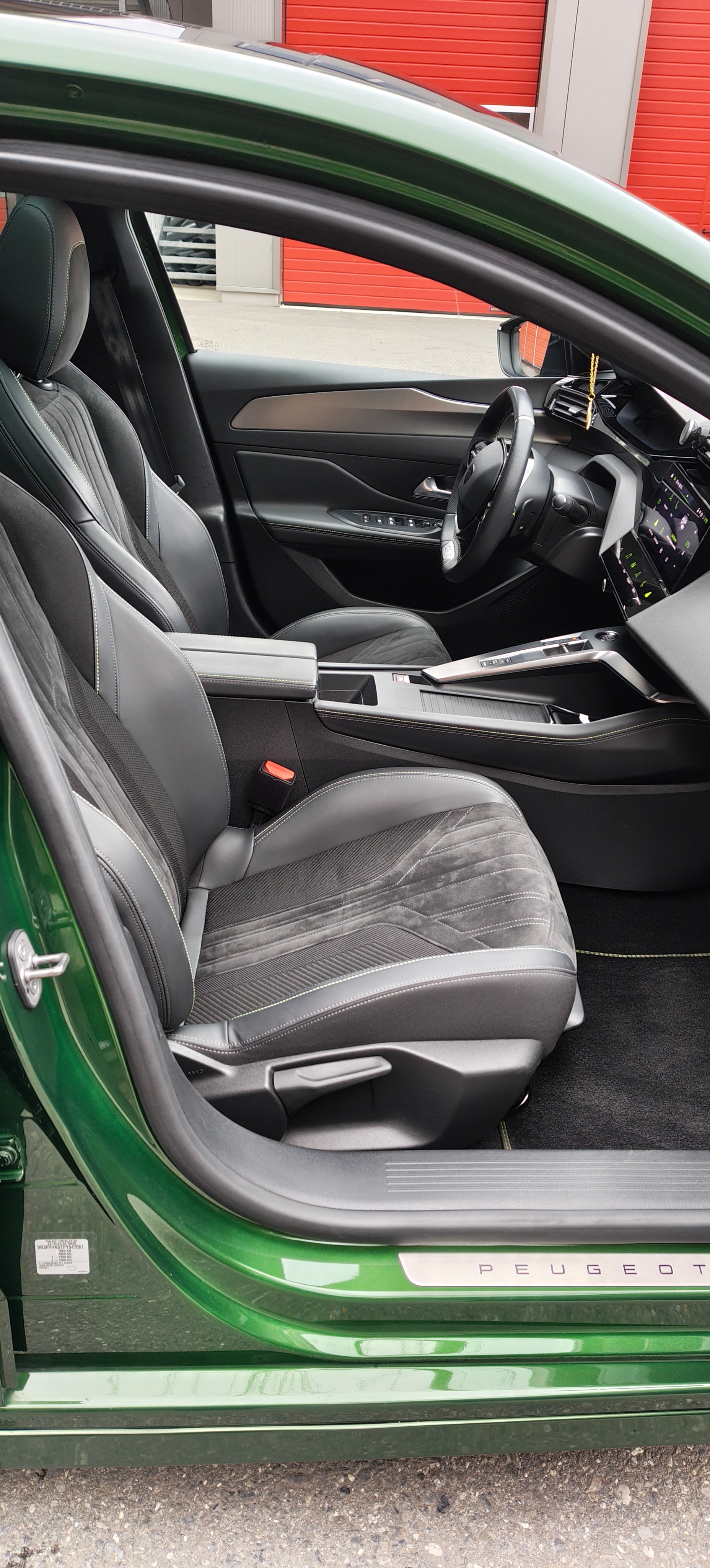 PEUGEOT 308 1.2 Pure Tech GT EAT8-image-9
