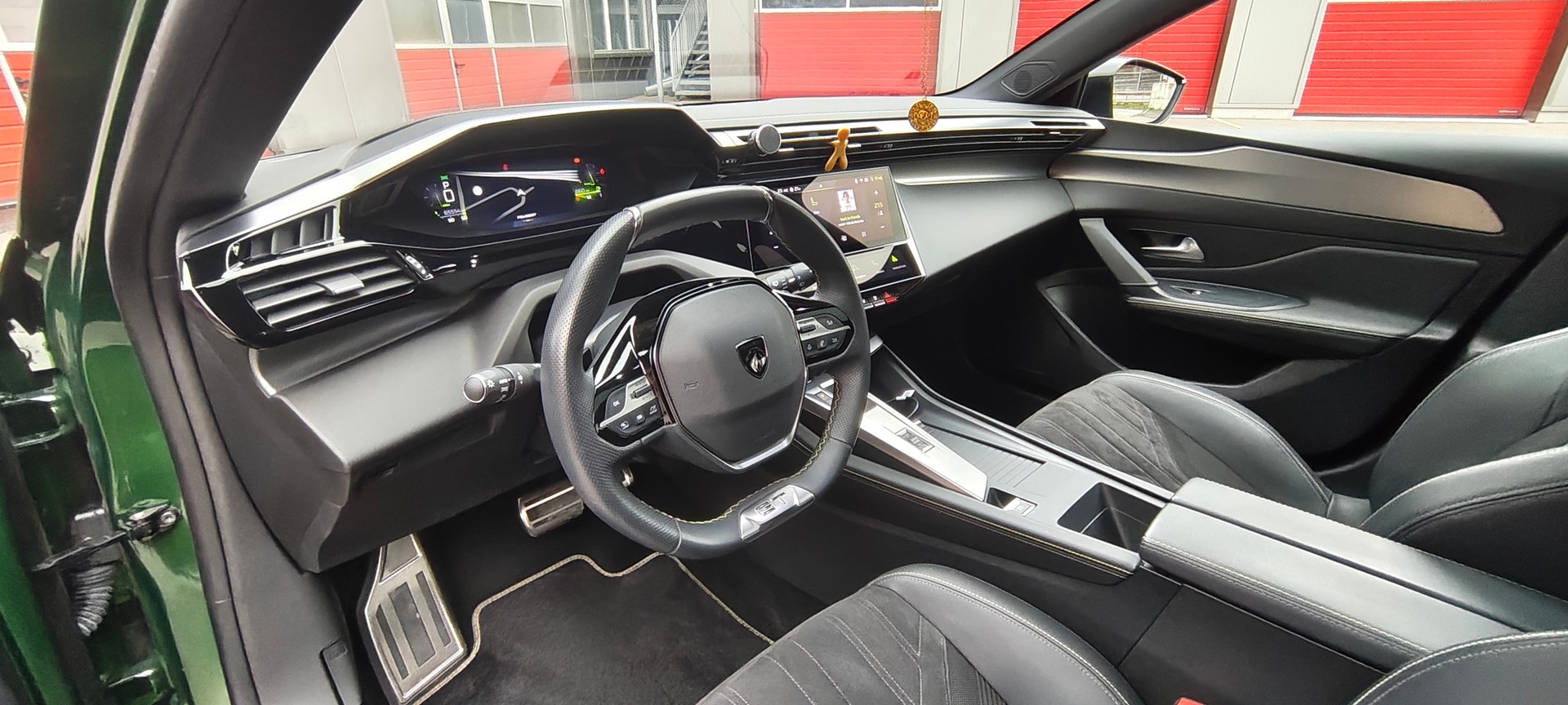 PEUGEOT 308 1.2 Pure Tech GT EAT8-image-17