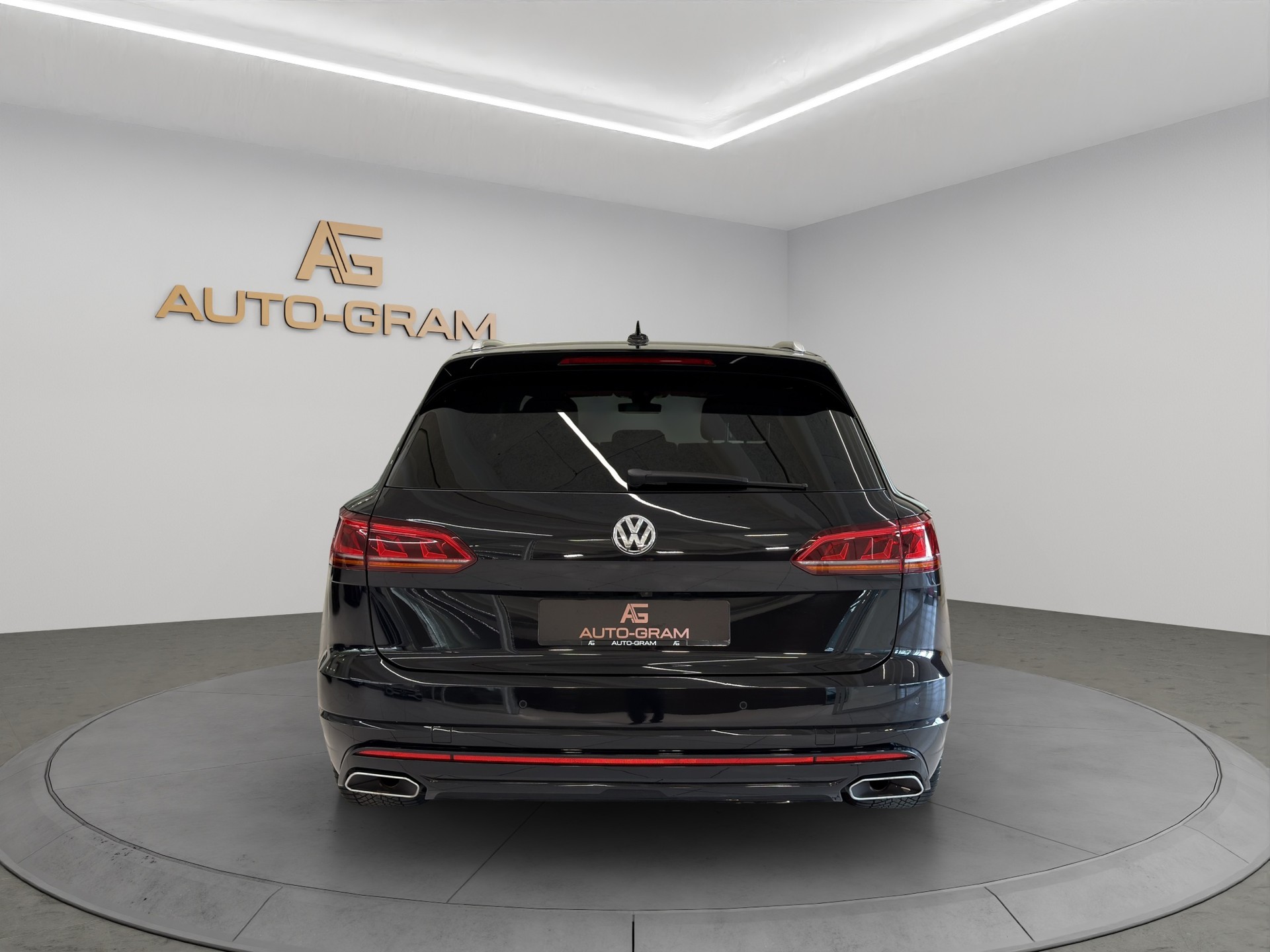 VW Touareg 3.0 TSI R-Line Tiptronic-showroom-element-3