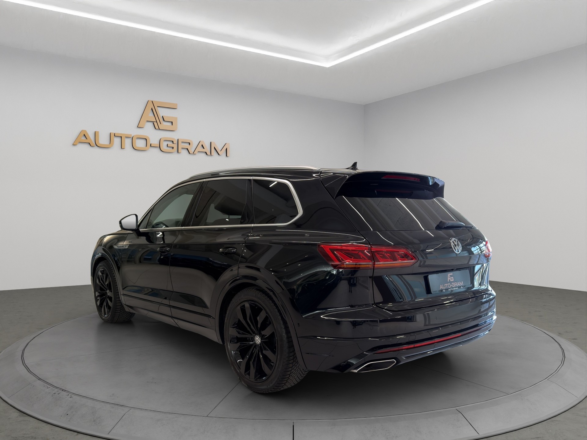 VW Touareg 3.0 TSI R-Line Tiptronic-showroom-element-2