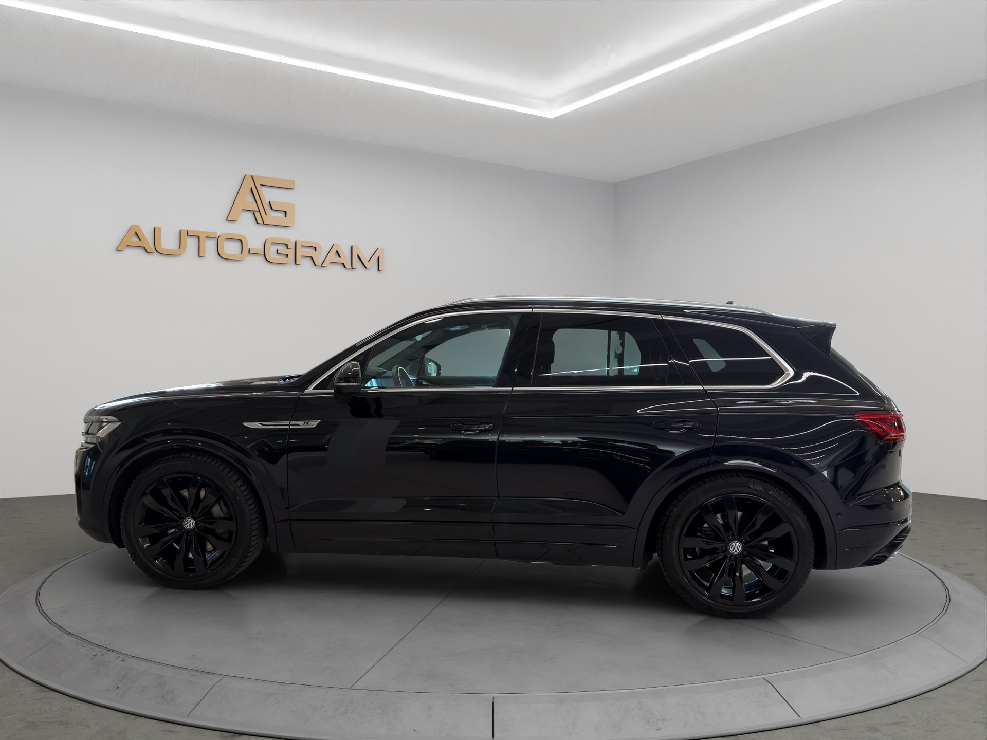 VW Touareg 3.0 TSI R-Line Tiptronic-showroom-element-1