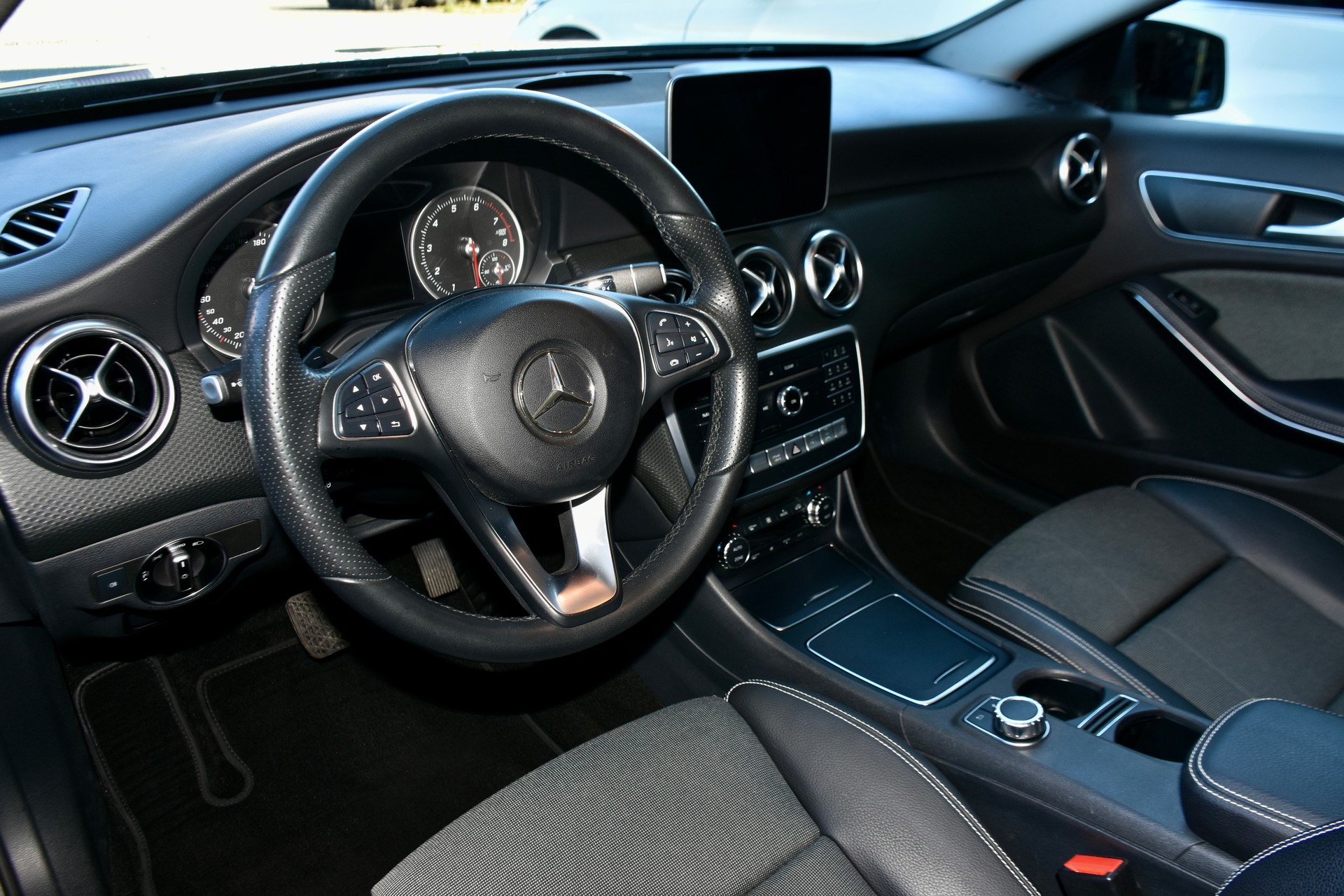 MERCEDES-BENZ A 220 Style 4Matic 7G-DCT-showroom-element-3