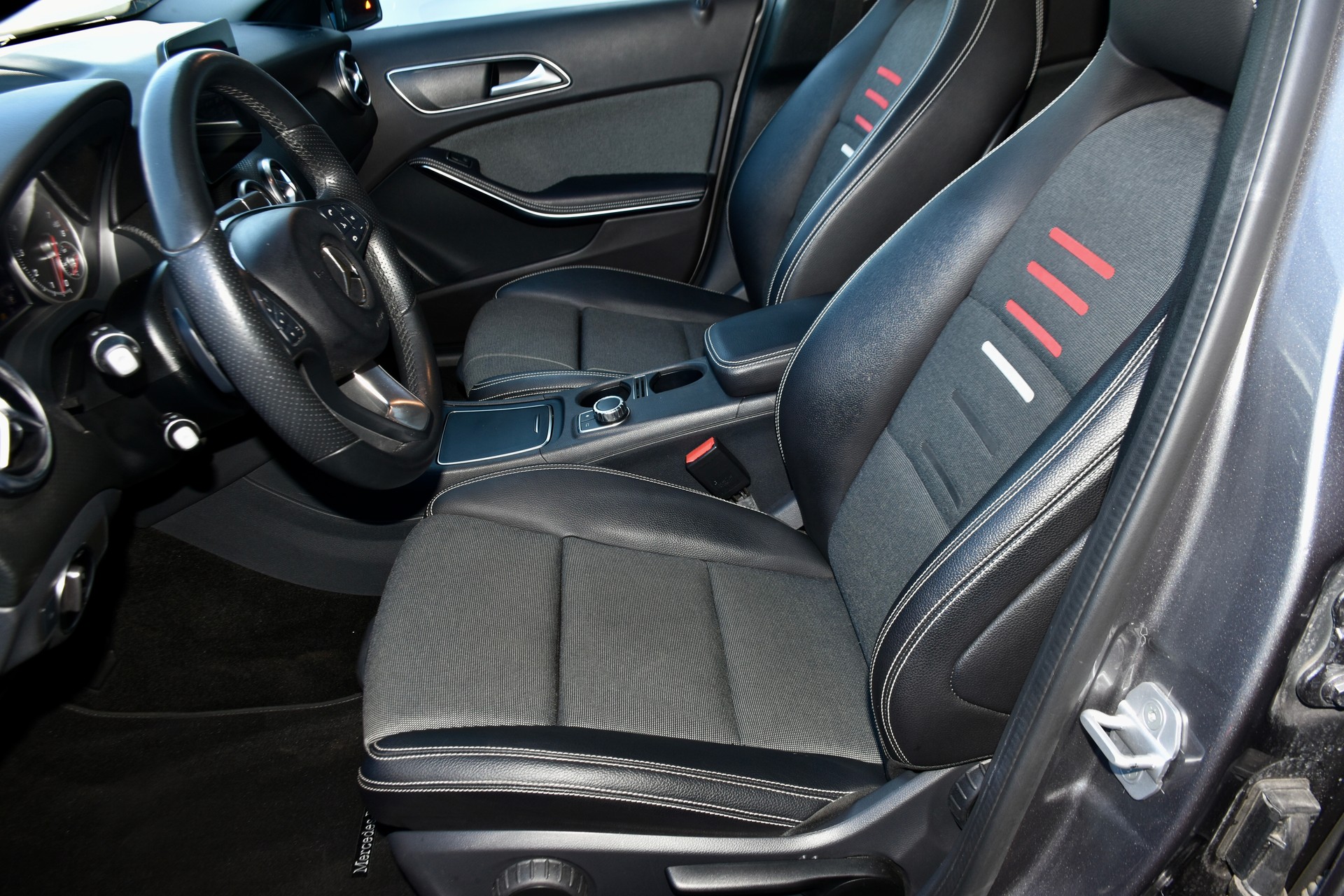 MERCEDES-BENZ A 220 Style 4Matic 7G-DCT-showroom-element-2