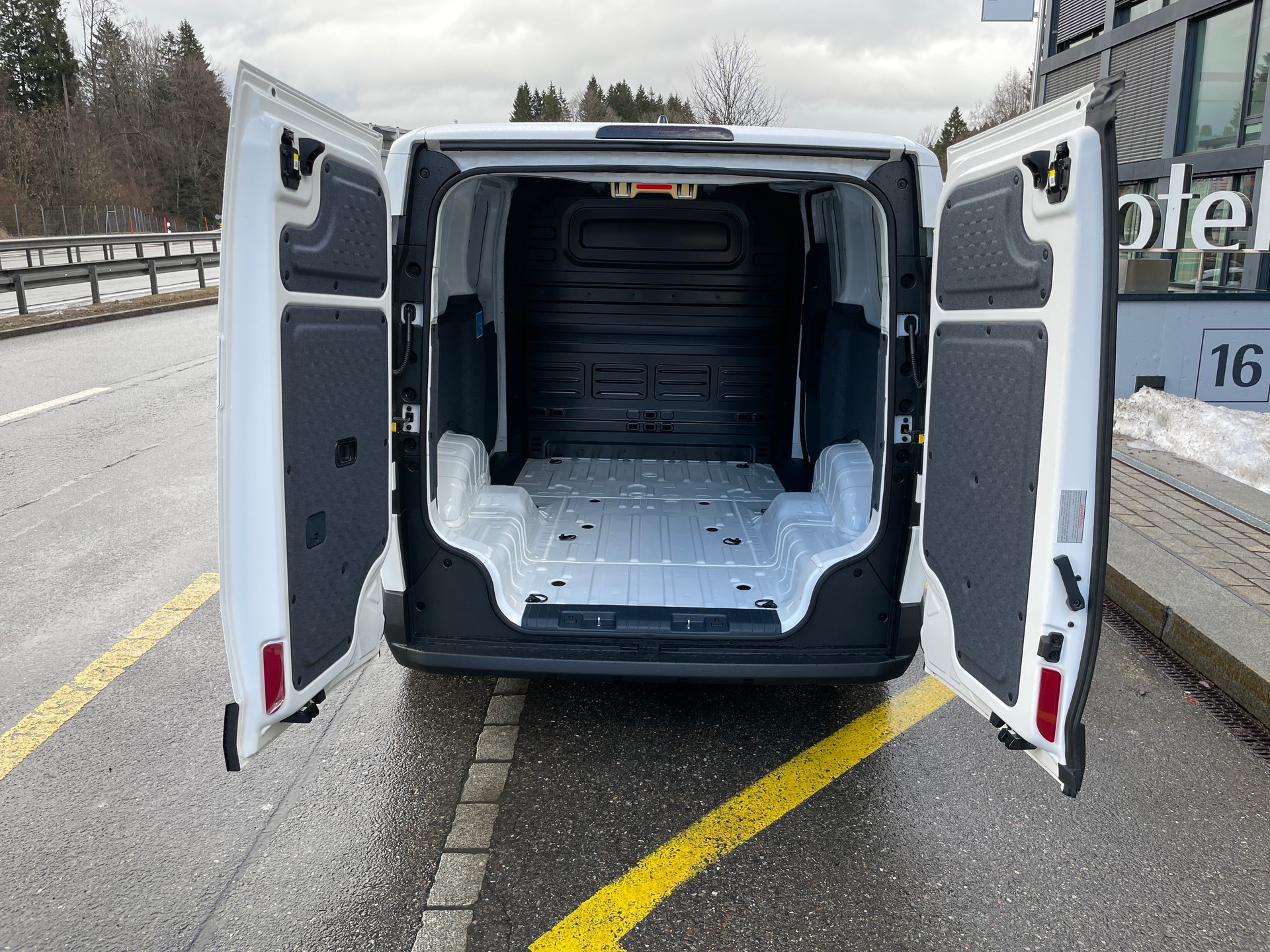 KIA PV5 Cargo 71.2 kWh Elite, mit Wärmepumpe-image-10