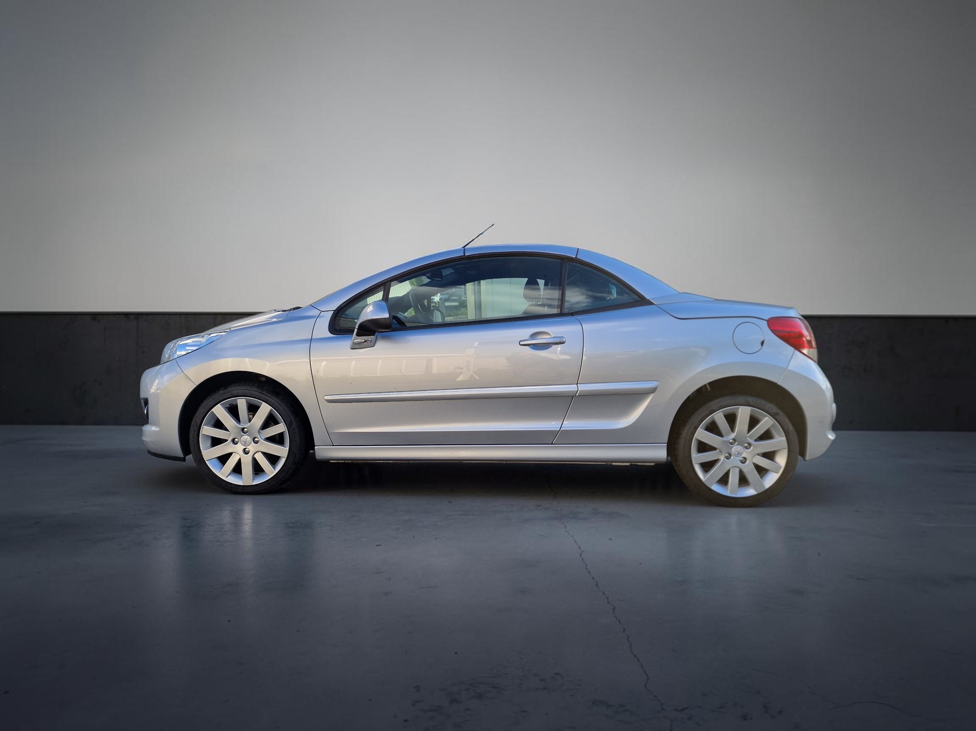PEUGEOT 207 CC 1.6 16V Active 12Mt Gara MFK Neu-image-4